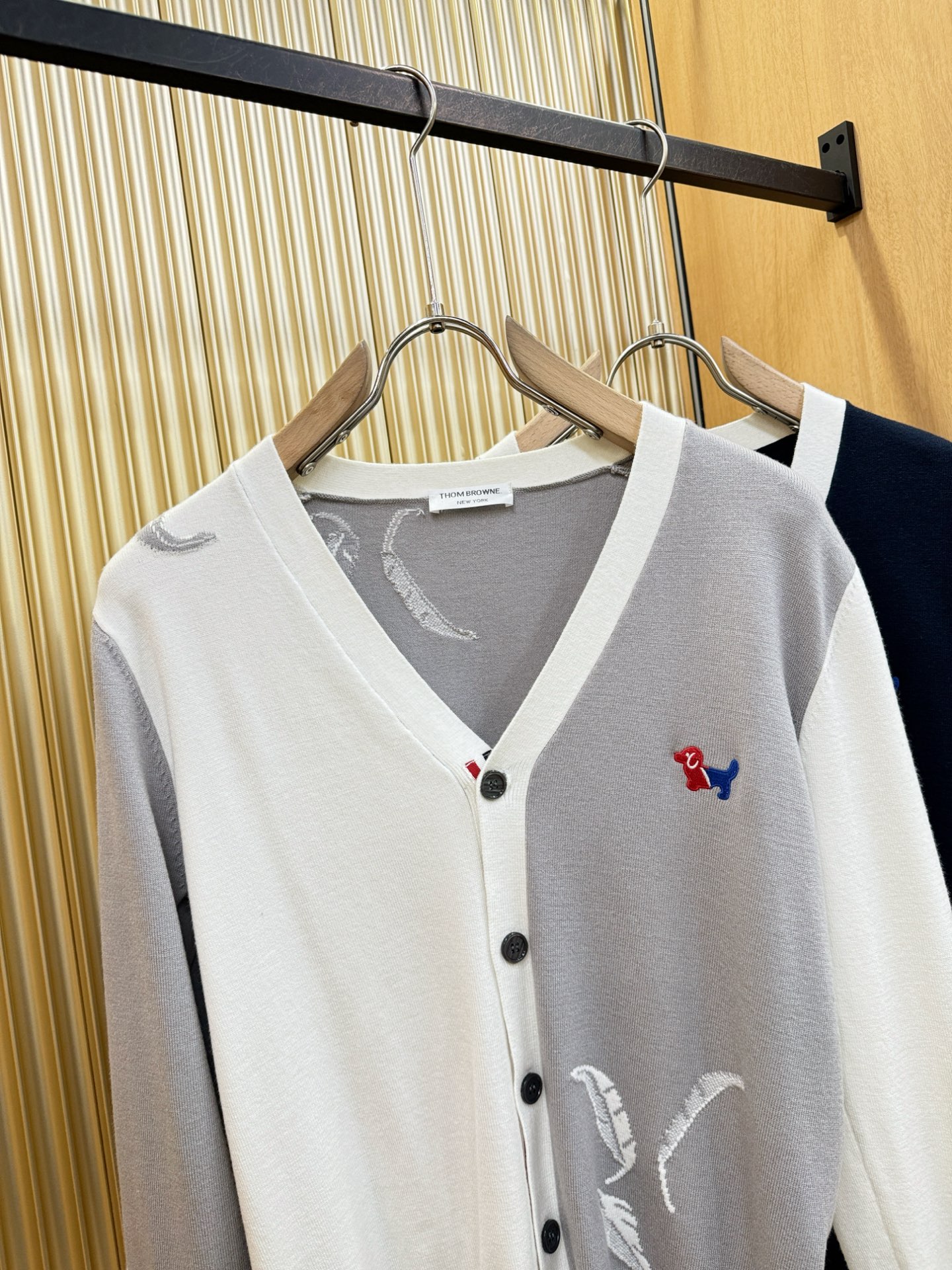 TB 2025新品爆款ss秋冬毛衣开衫 经典简约大气品牌图案设计针织毛衣，柔软细腻 非常舒服 。设计非常