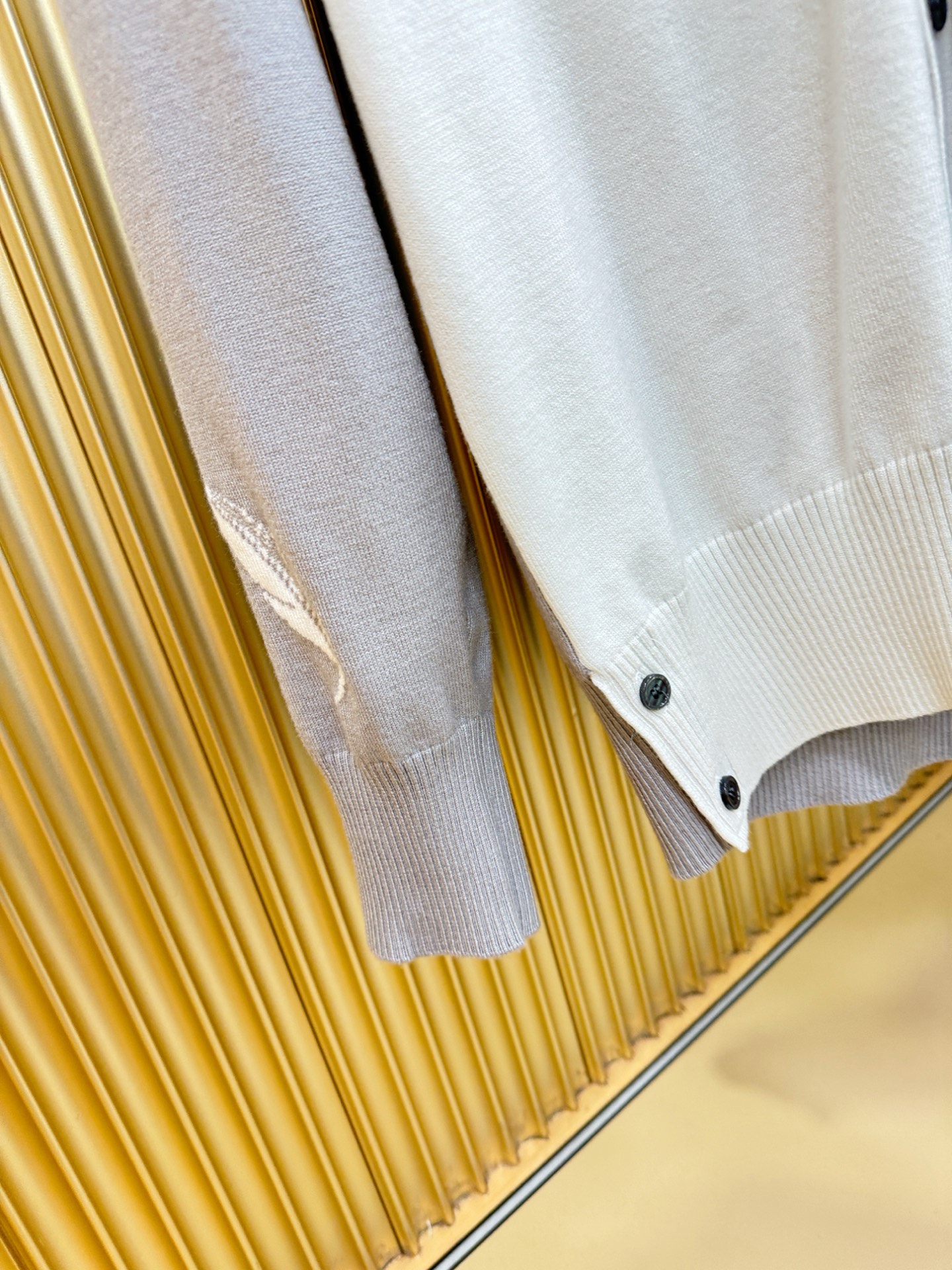 TB 2025新品爆款ss秋冬毛衣开衫 经典简约大气品牌图案设计针织毛衣，柔软细腻 非常舒服 。设计非常