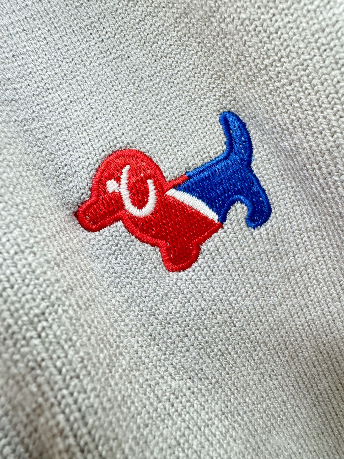 TB 2025新品爆款ss秋冬毛衣开衫 经典简约大气品牌图案设计针织毛衣，柔软细腻 非常舒服 。设计非常