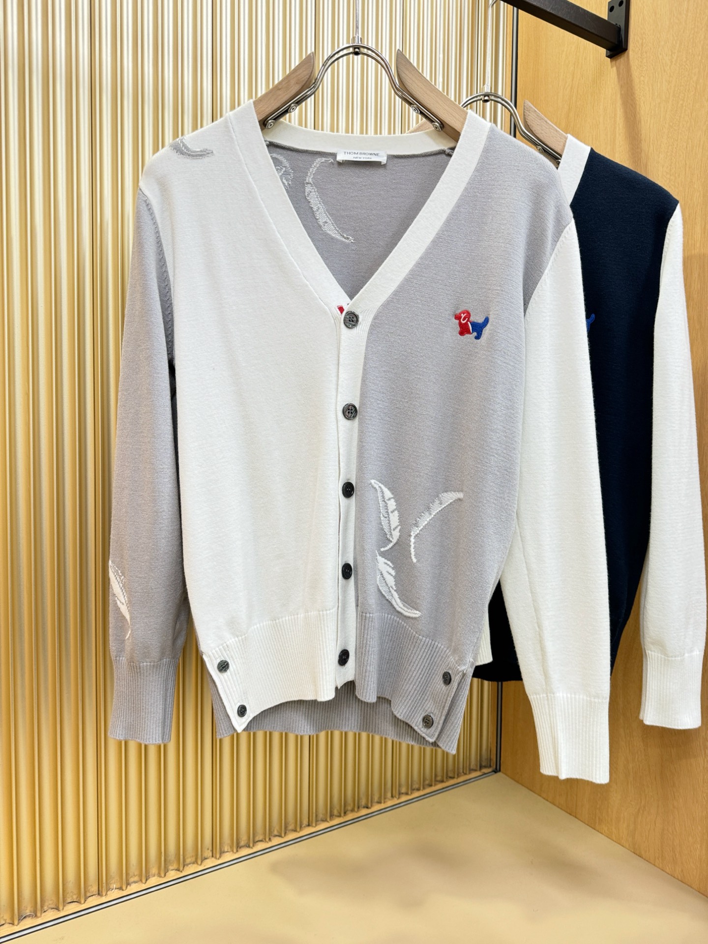 TB 2025新品爆款ss秋冬毛衣开衫 经典简约大气品牌图案设计针织毛衣，柔软细腻 非常舒服 。设计非常