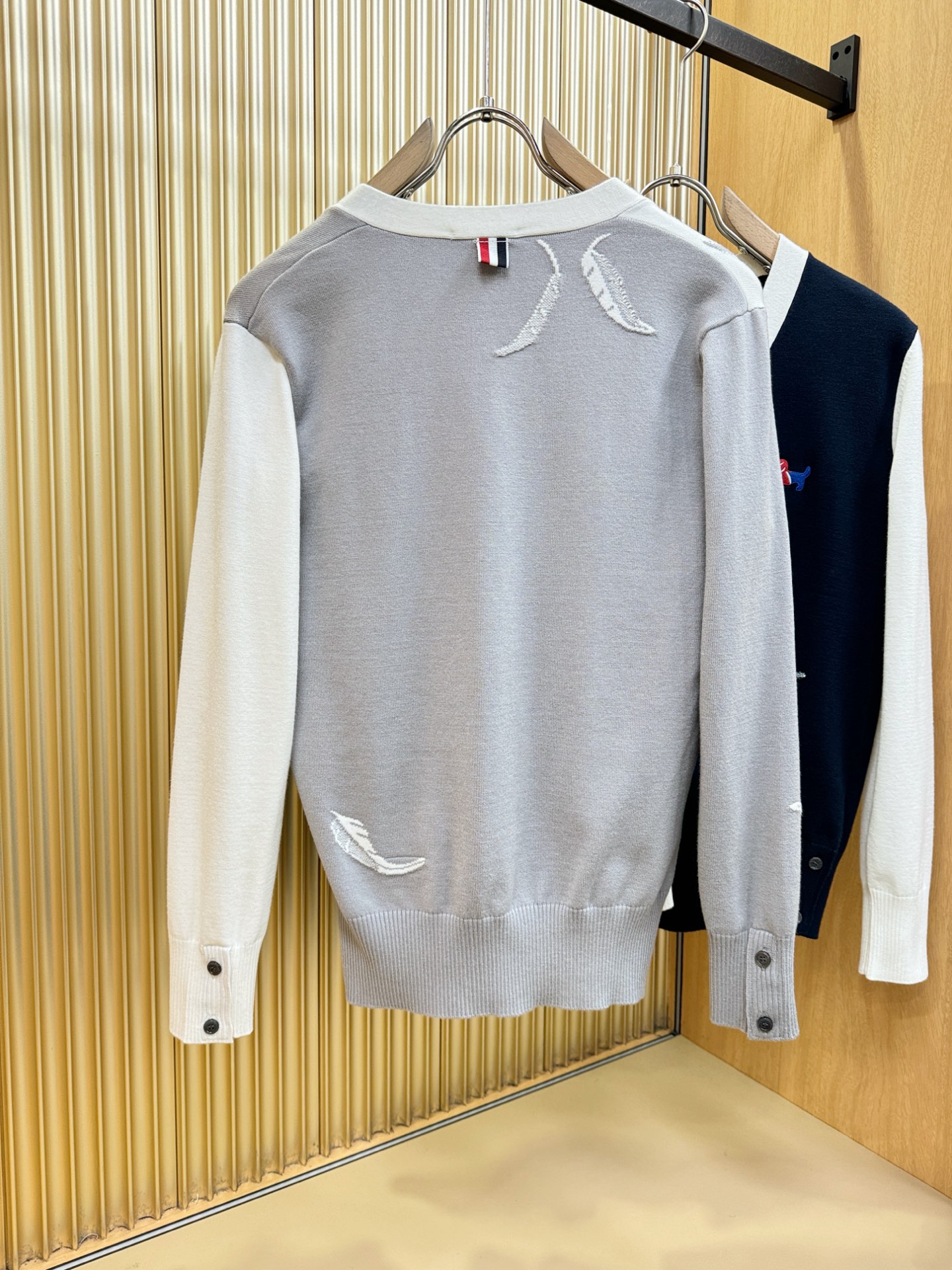 TB 2025新品爆款ss秋冬毛衣开衫 经典简约大气品牌图案设计针织毛衣，柔软细腻 非常舒服 。设计非常