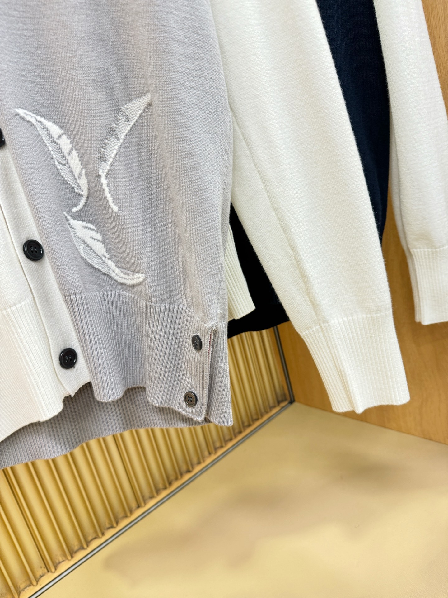 TB 2025新品爆款ss秋冬毛衣开衫 经典简约大气品牌图案设计针织毛衣，柔软细腻 非常舒服 。设计非常