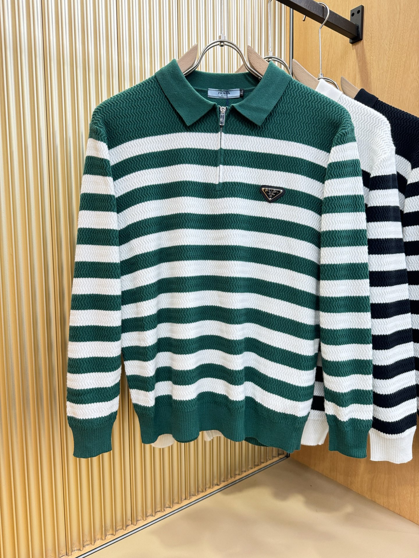 PRADA 普拉达 2025新款毛衣，胸前logo设计！贸易公司渠道稀出，同步官网发售！秋冬系列经典设计