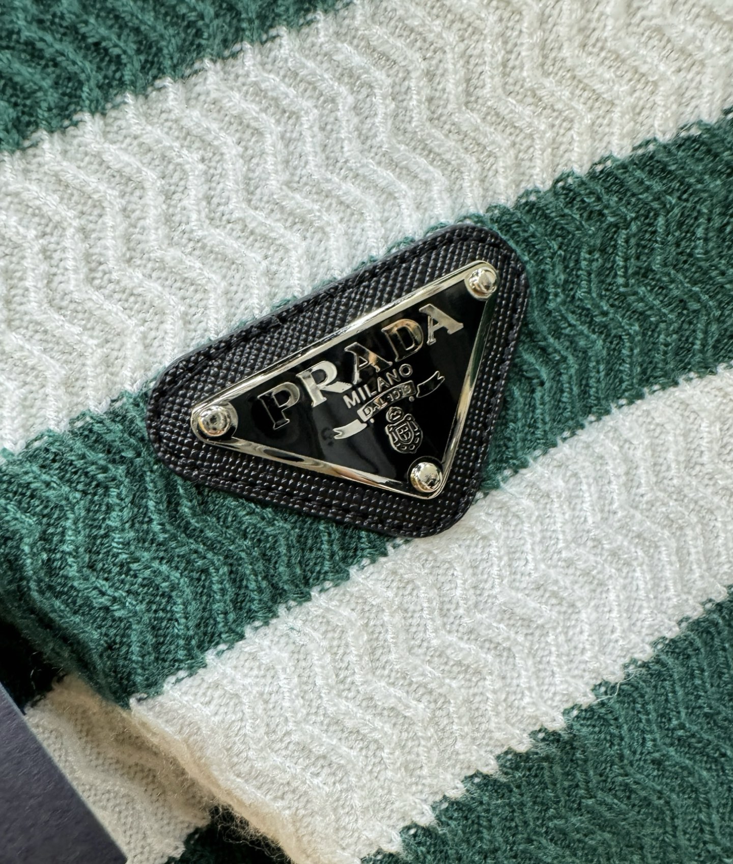 PRADA 普拉达 2025新款毛衣，胸前logo设计！贸易公司渠道稀出，同步官网发售！秋冬系列经典设计