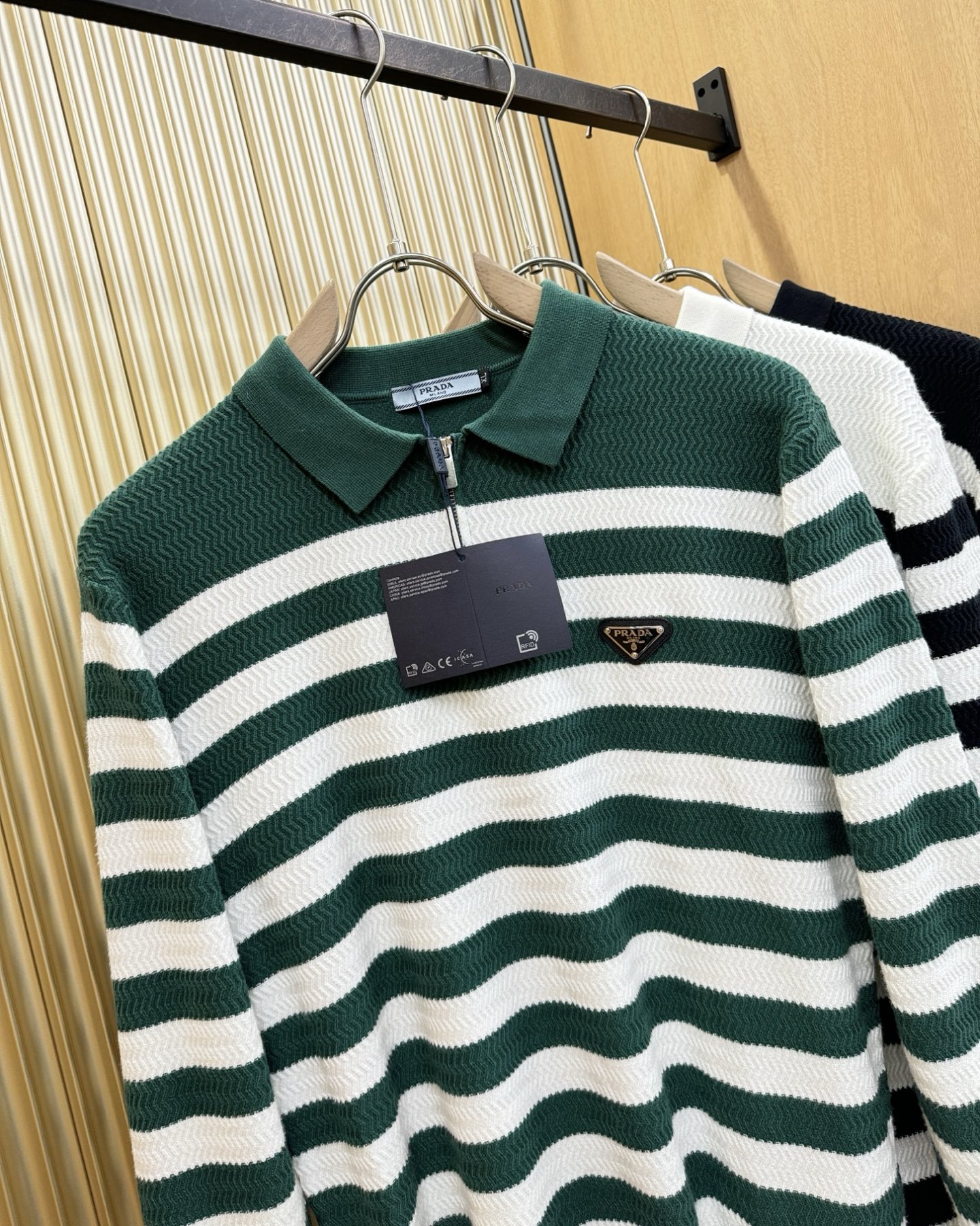 PRADA 普拉达 2025新款毛衣，胸前logo设计！贸易公司渠道稀出，同步官网发售！秋冬系列经典设计