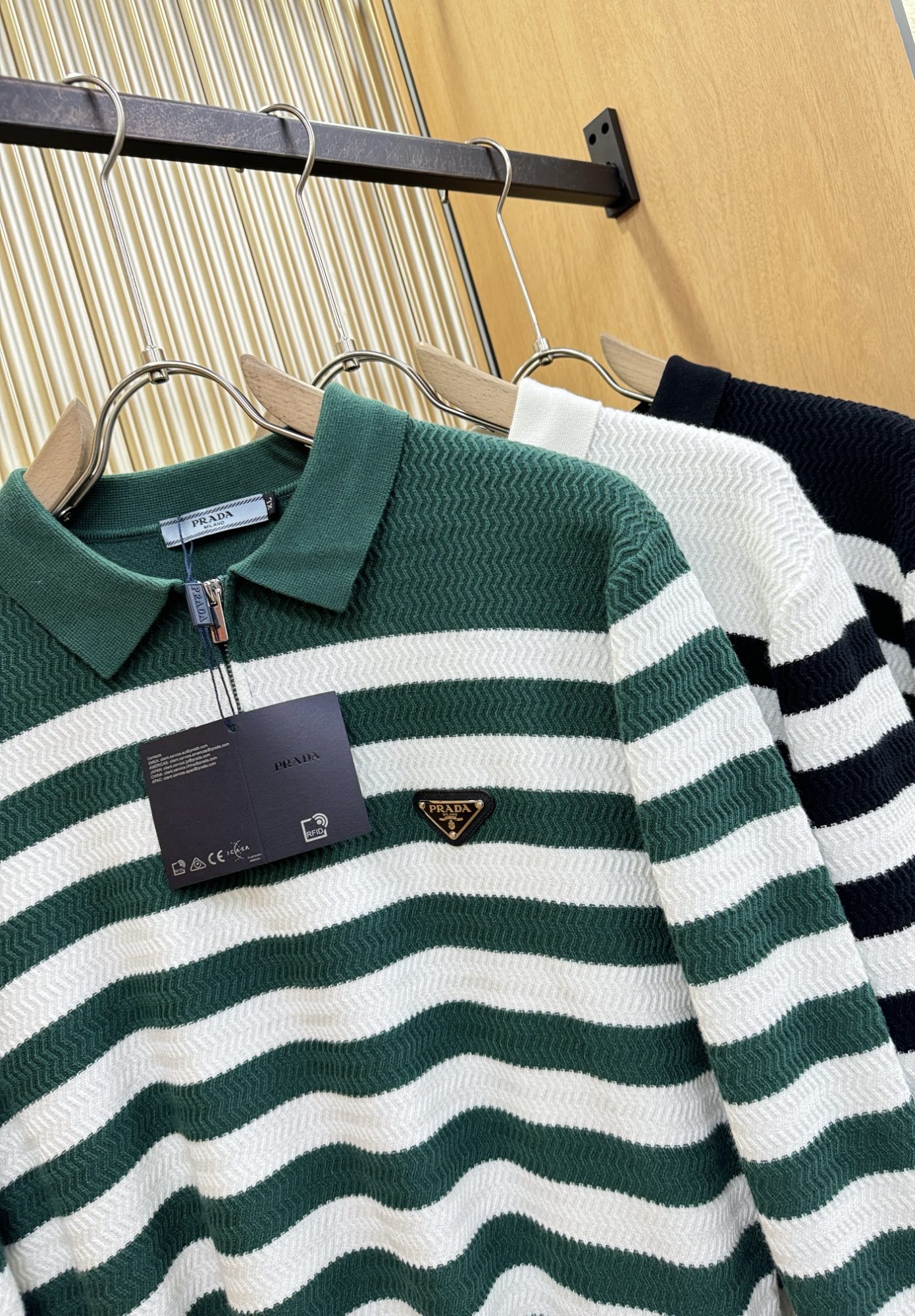 PRADA 普拉达 2025新款毛衣，胸前logo设计！贸易公司渠道稀出，同步官网发售！秋冬系列经典设计