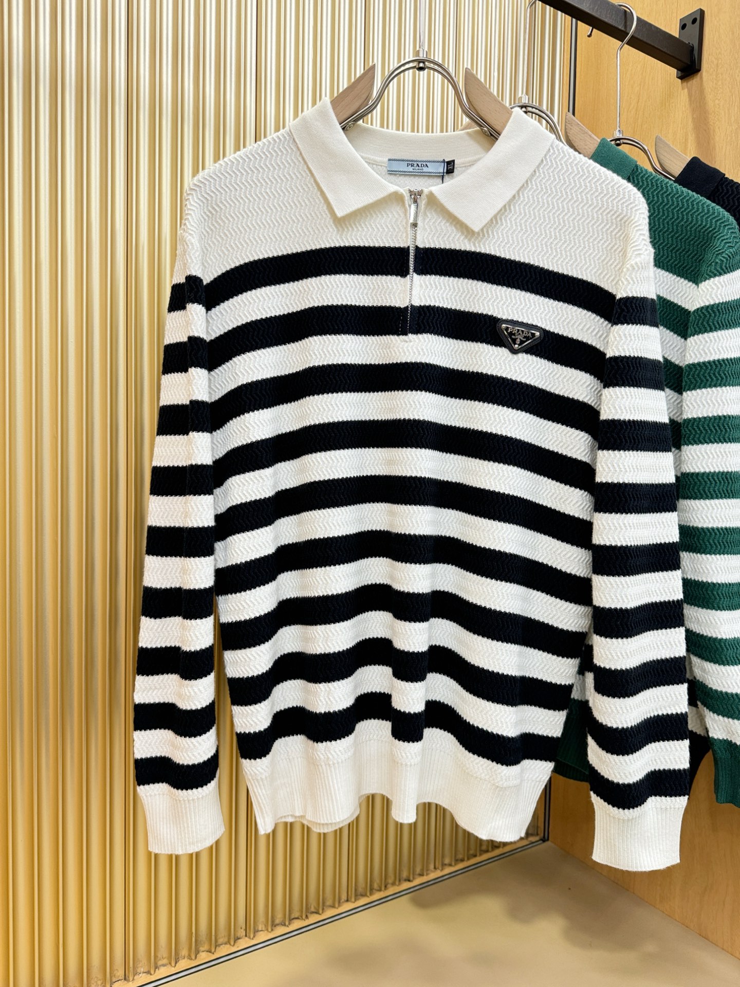 PRADA 普拉达 2025新款毛衣，胸前logo设计！贸易公司渠道稀出，同步官网发售！秋冬系列经典设计