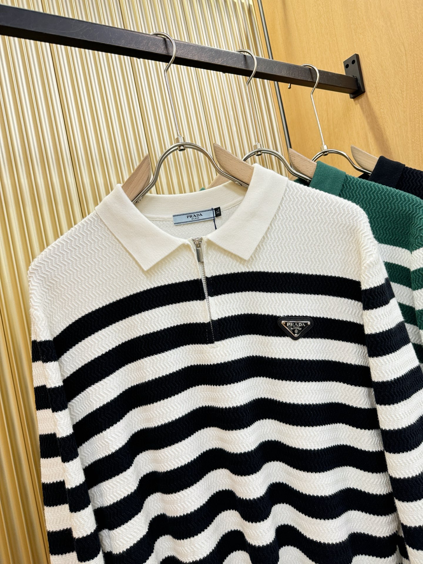 PRADA 普拉达 2025新款毛衣，胸前logo设计！贸易公司渠道稀出，同步官网发售！秋冬系列经典设计
