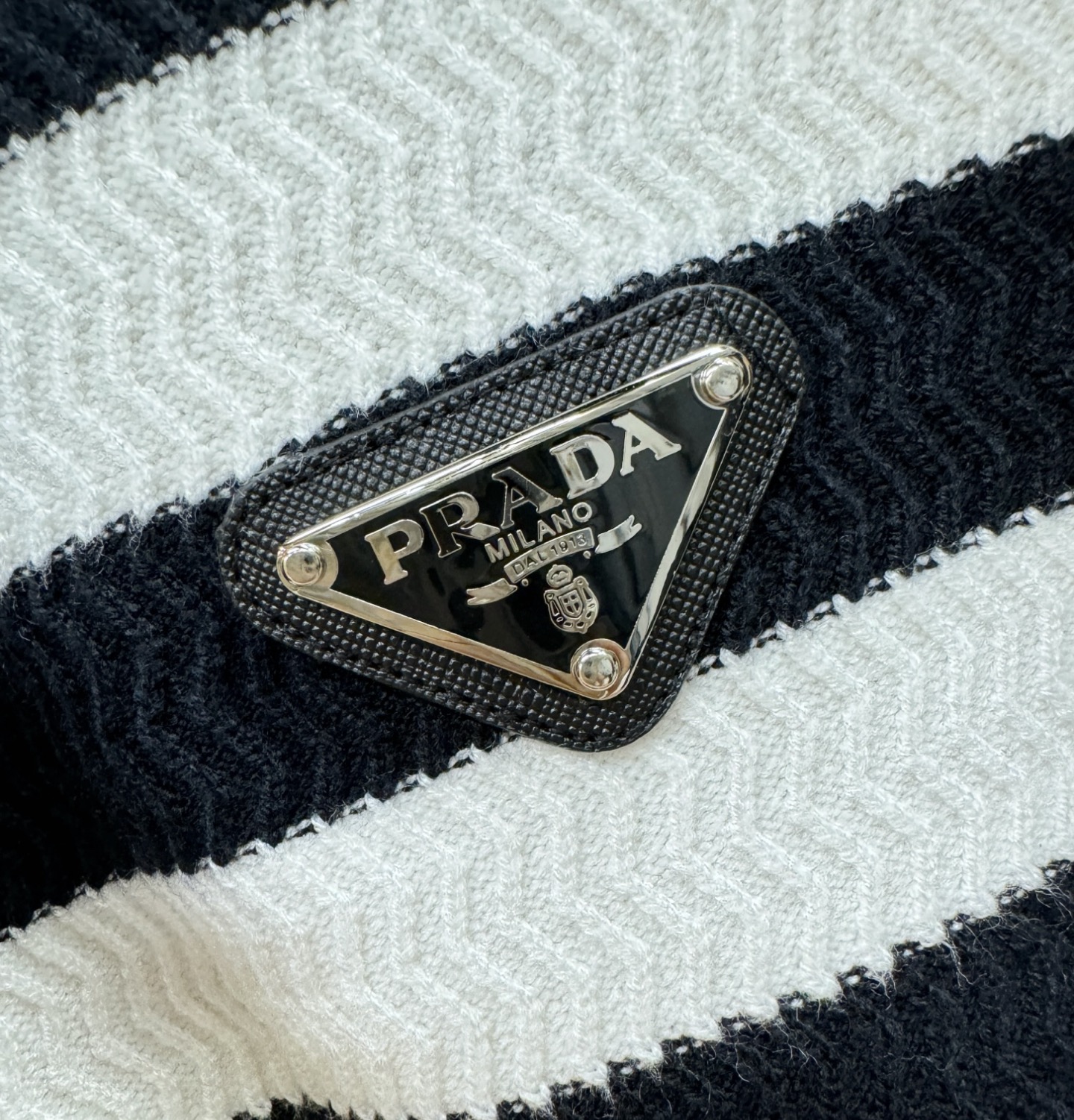 PRADA 普拉达 2025新款毛衣，胸前logo设计！贸易公司渠道稀出，同步官网发售！秋冬系列经典设计