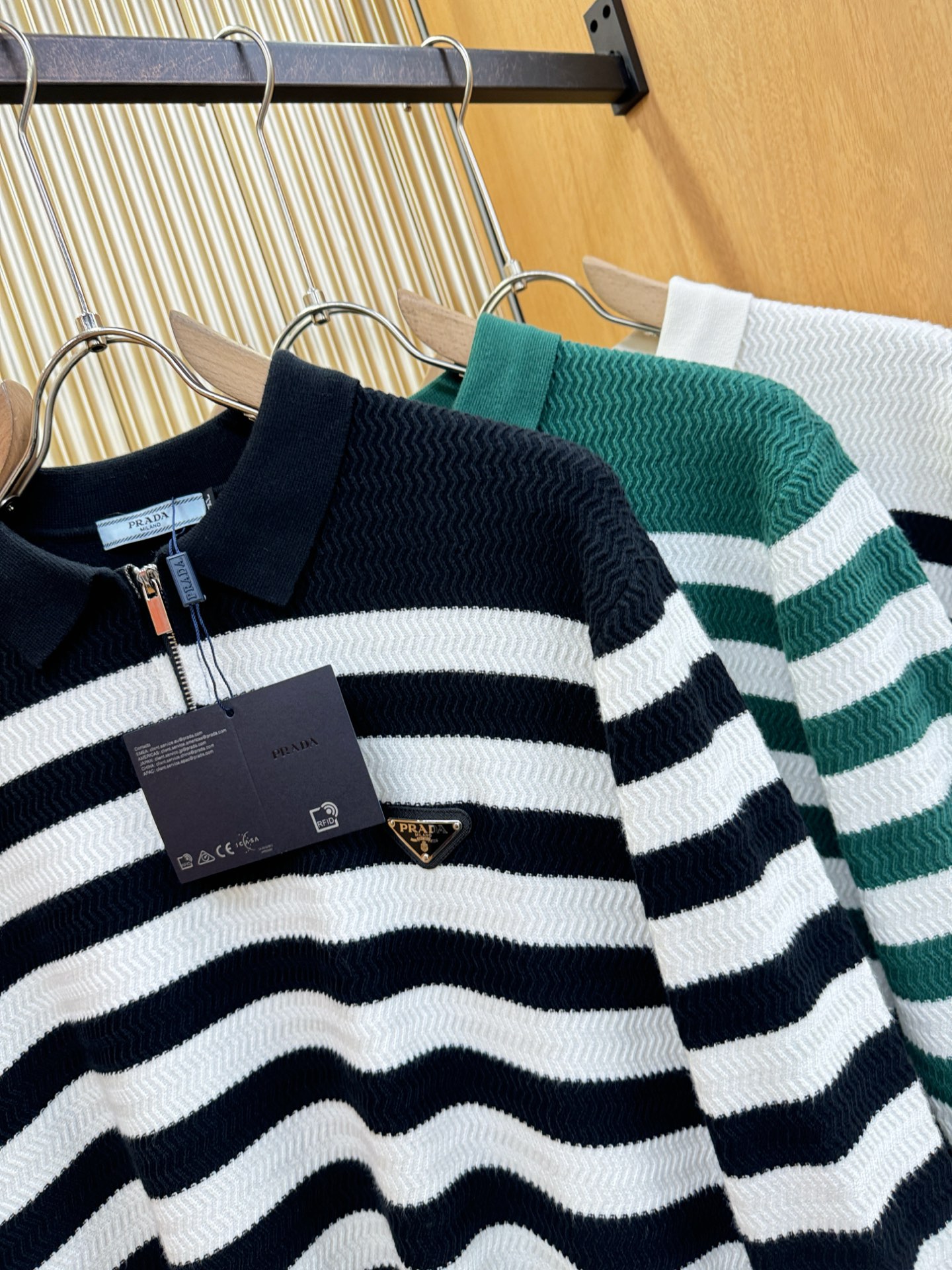 PRADA 普拉达 2025新款毛衣，胸前logo设计！贸易公司渠道稀出，同步官网发售！秋冬系列经典设计