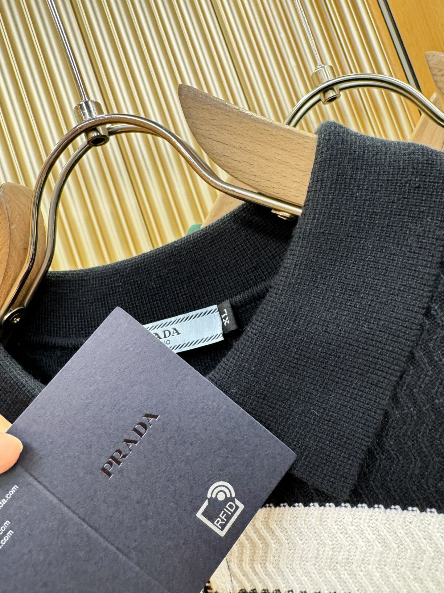 PRADA 普拉达 2025新款毛衣，胸前logo设计！贸易公司渠道稀出，同步官网发售！秋冬系列经典设计