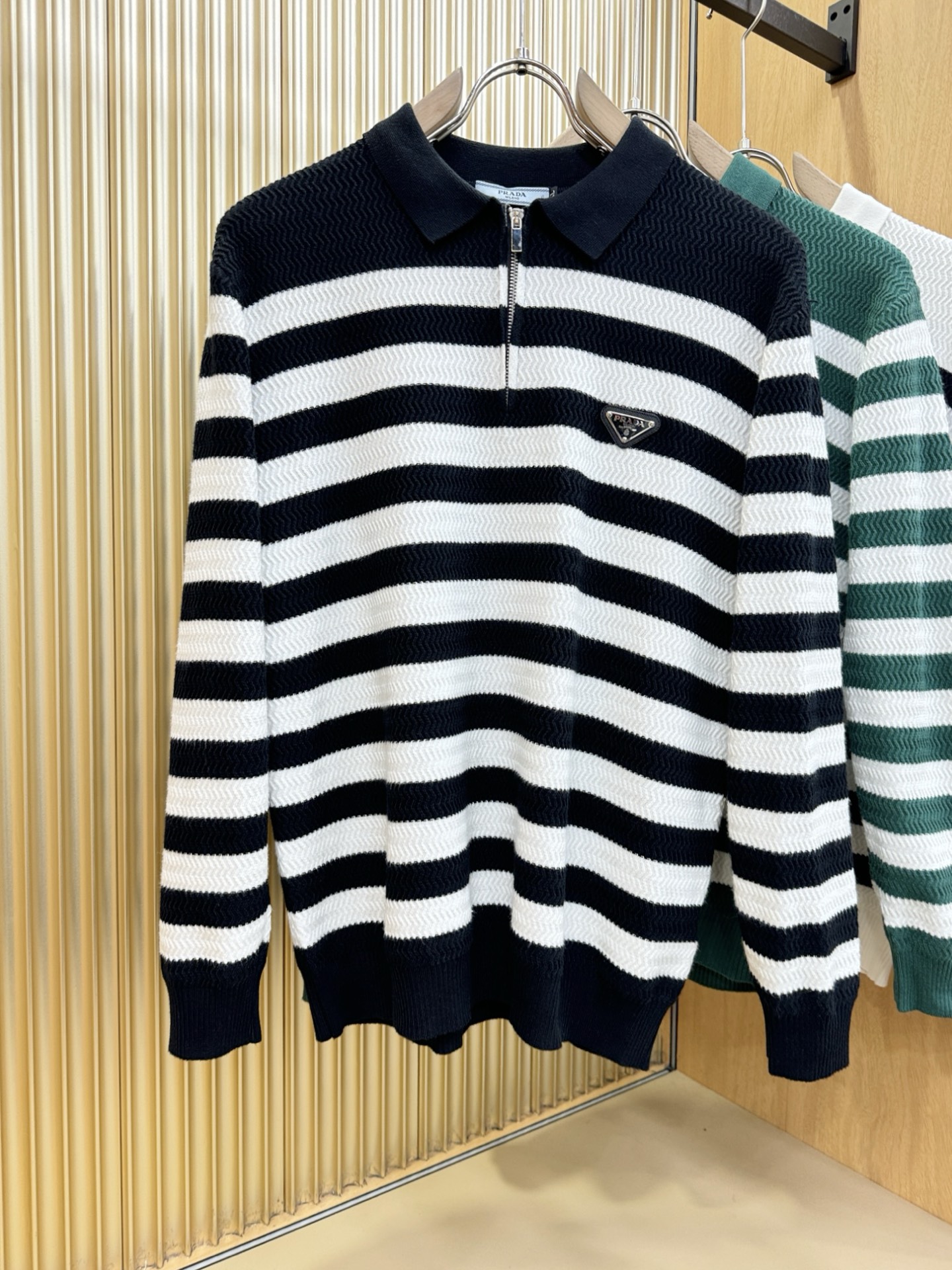 PRADA 普拉达 2025新款毛衣，胸前logo设计！贸易公司渠道稀出，同步官网发售！秋冬系列经典设计