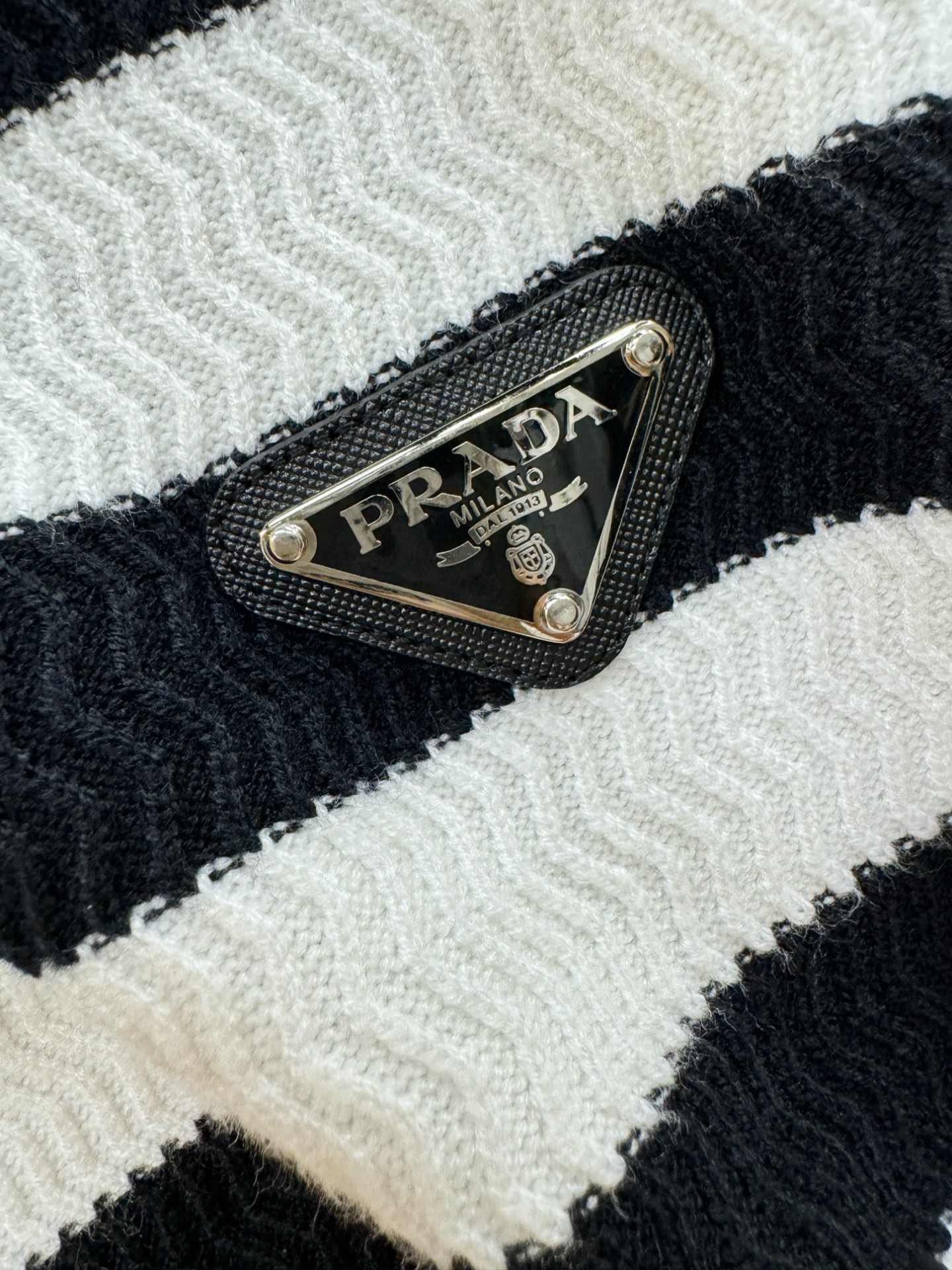PRADA 普拉达 2025新款毛衣，胸前logo设计！贸易公司渠道稀出，同步官网发售！秋冬系列经典设计