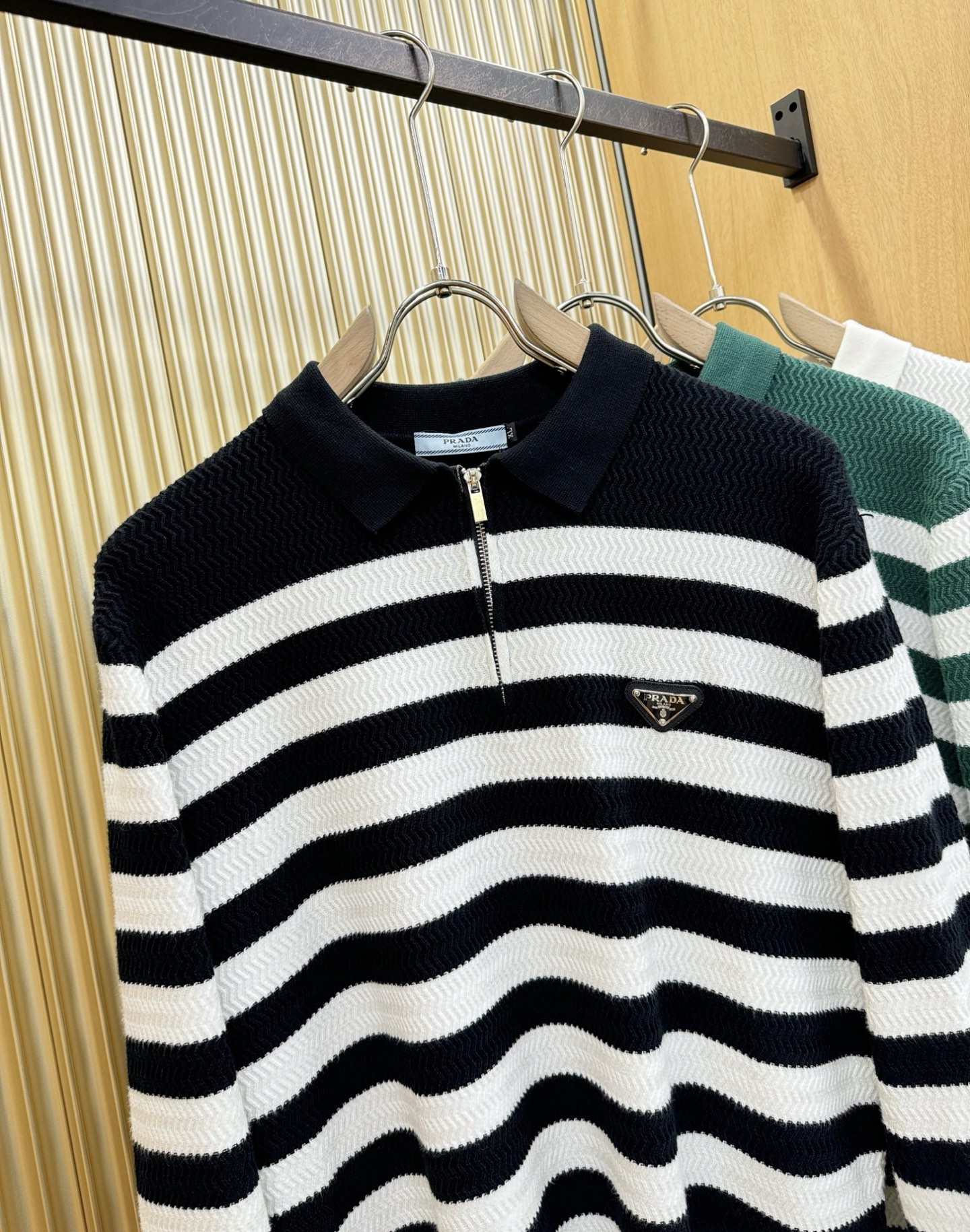 PRADA 普拉达 2025新款毛衣，胸前logo设计！贸易公司渠道稀出，同步官网发售！秋冬系列经典设计