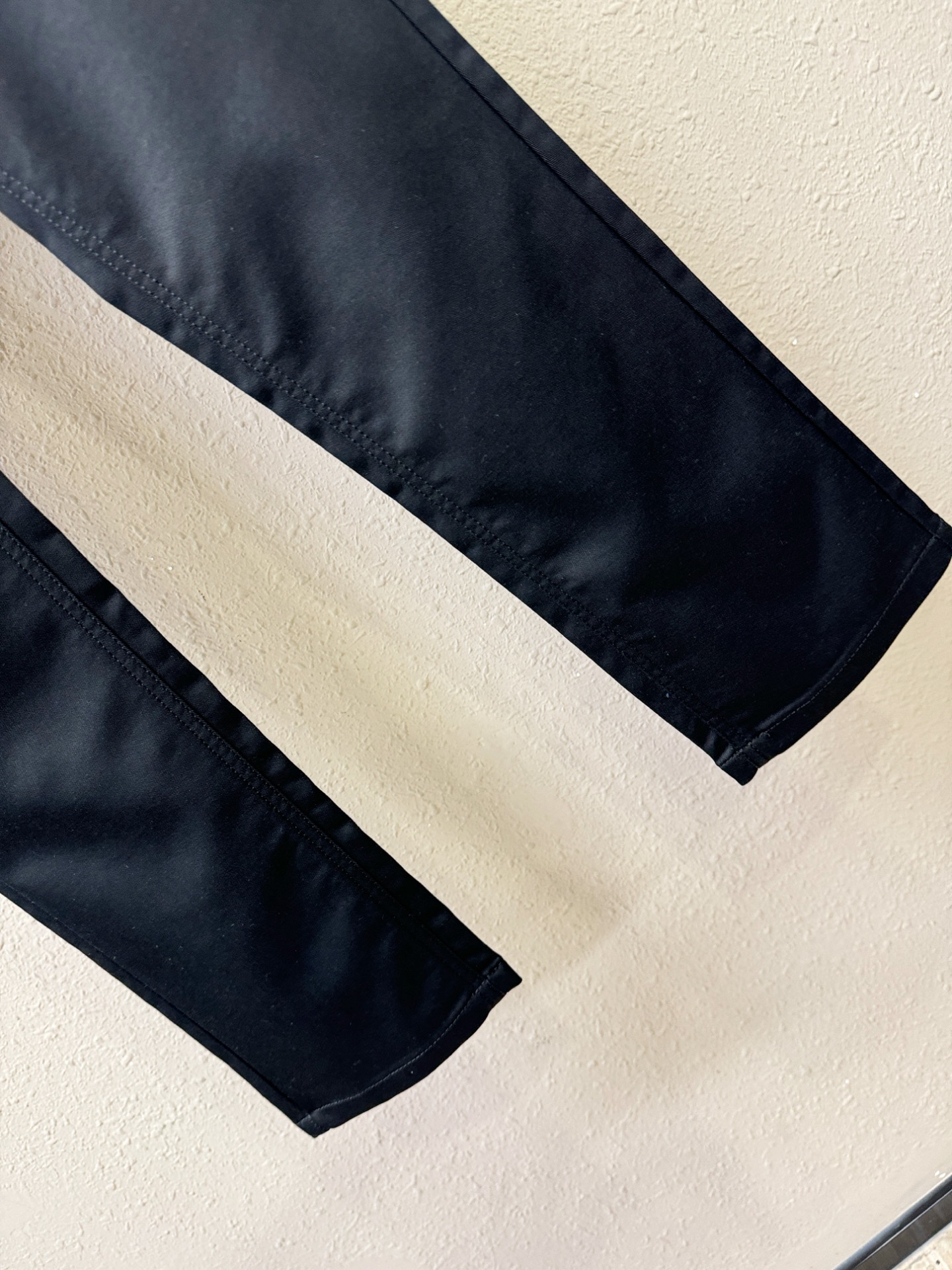 FENDI芬迪 超火爆休闲裤，面料柔软舒适有质感，原版五金配件，非常炫酷👍细节处理精致，上身效果超级无敌