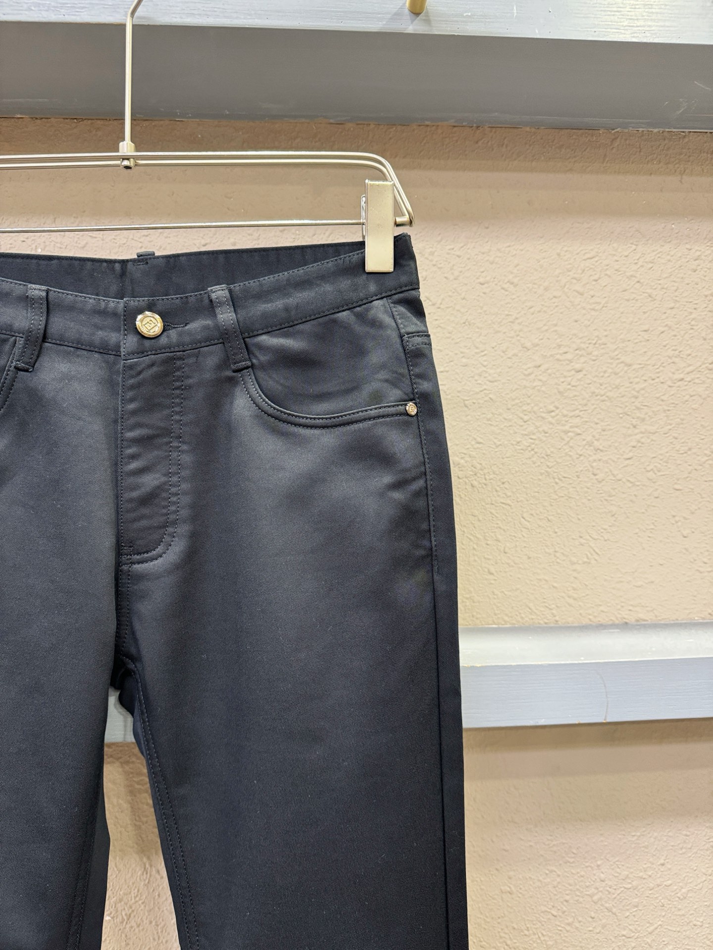 FENDI芬迪 超火爆休闲裤，面料柔软舒适有质感，原版五金配件，非常炫酷👍细节处理精致，上身效果超级无敌