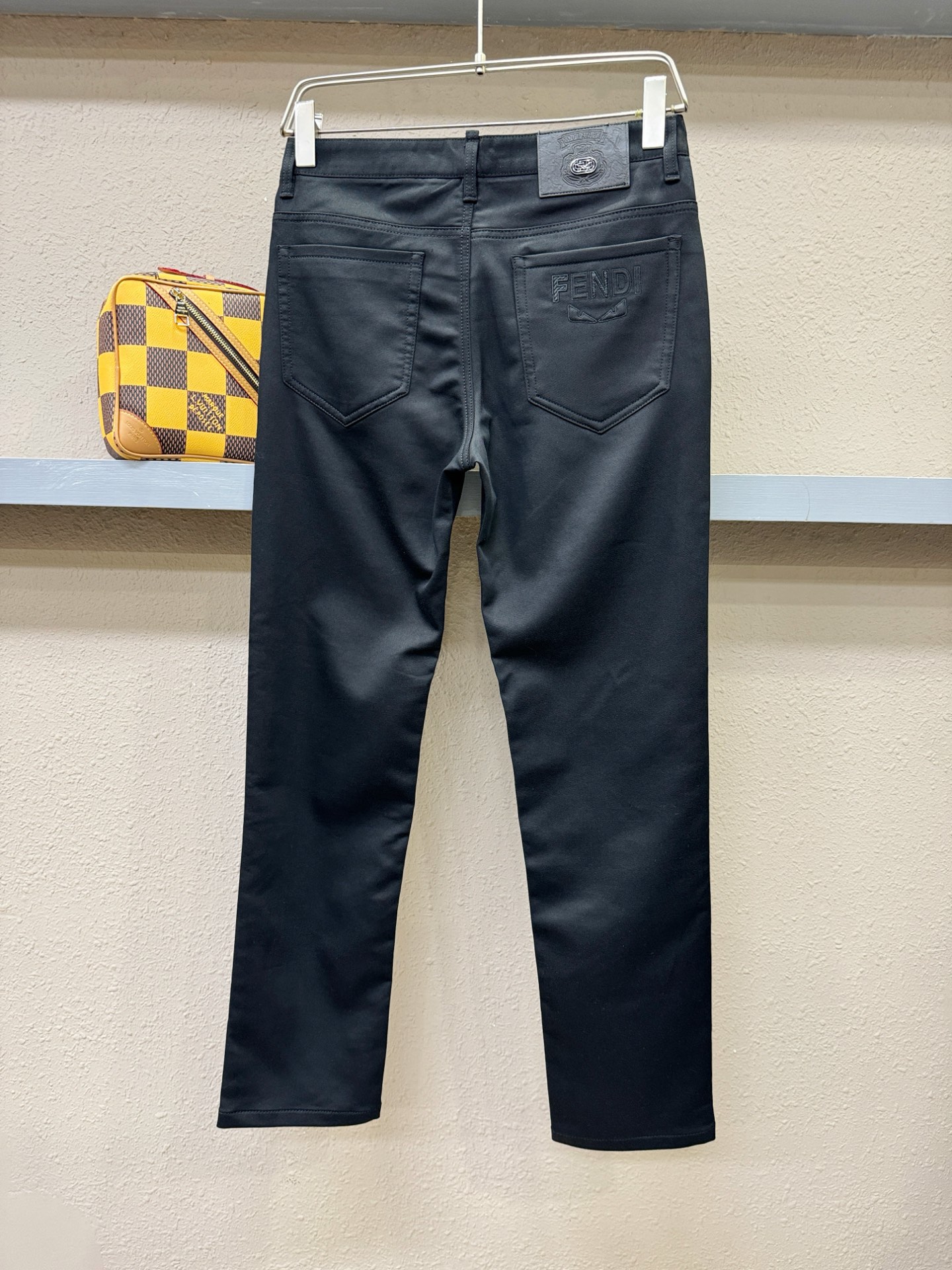 FENDI芬迪 超火爆休闲裤，面料柔软舒适有质感，原版五金配件，非常炫酷👍细节处理精致，上身效果超级无敌