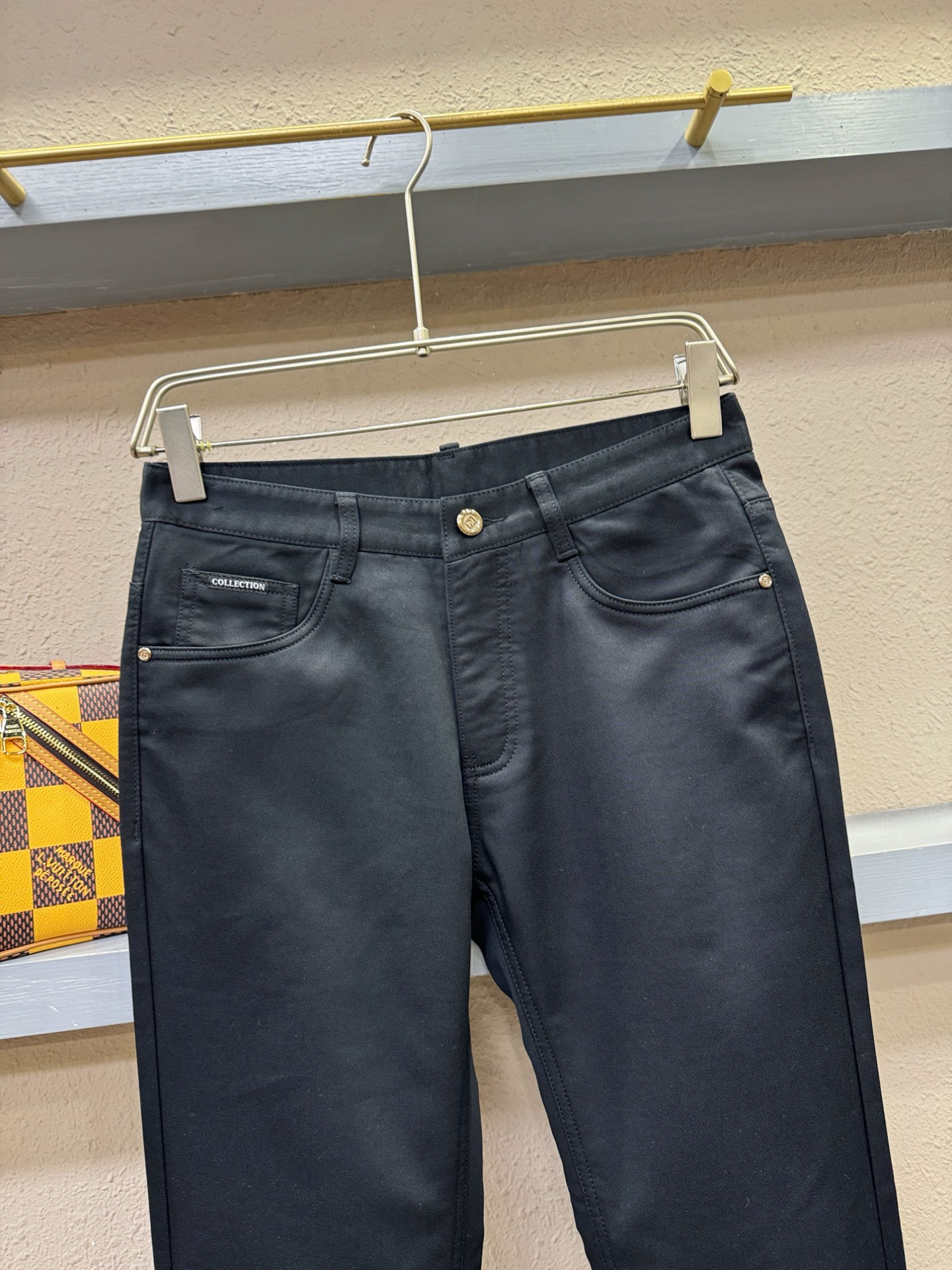 FENDI芬迪 超火爆休闲裤，面料柔软舒适有质感，原版五金配件，非常炫酷👍细节处理精致，上身效果超级无敌