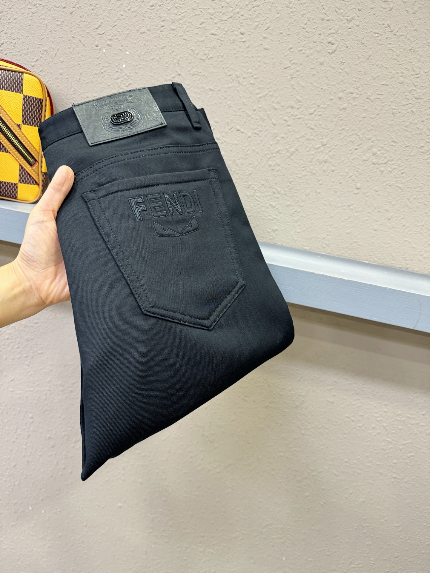 FENDI芬迪 超火爆休闲裤，面料柔软舒适有质感，原版五金配件，非常炫酷👍细节处理精致，上身效果超级无敌