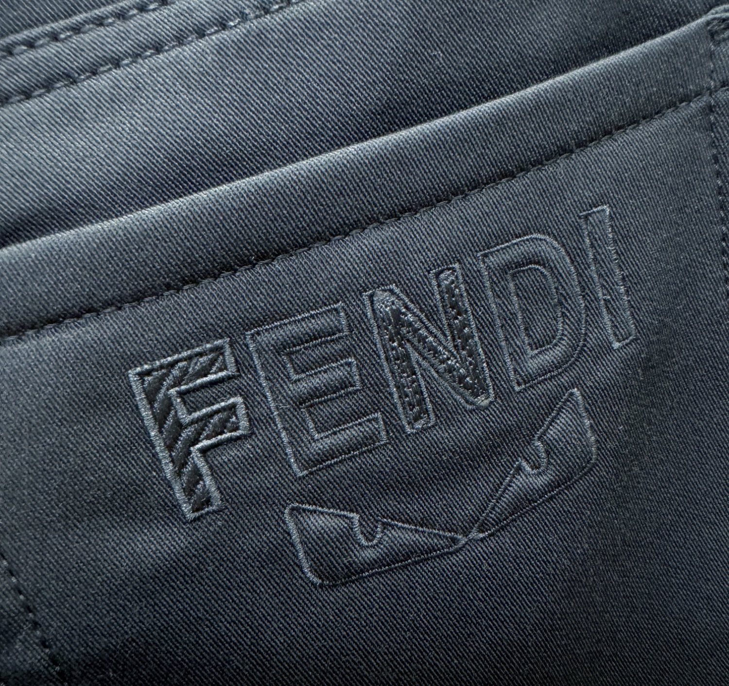 FENDI芬迪 超火爆休闲裤，面料柔软舒适有质感，原版五金配件，非常炫酷👍细节处理精致，上身效果超级无敌