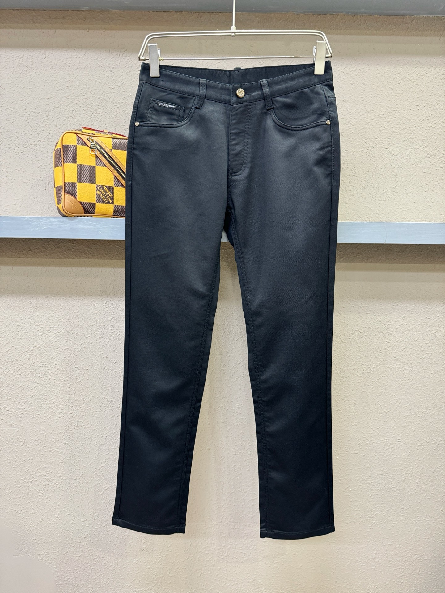 FENDI芬迪 超火爆休闲裤，面料柔软舒适有质感，原版五金配件，非常炫酷👍细节处理精致，上身效果超级无敌