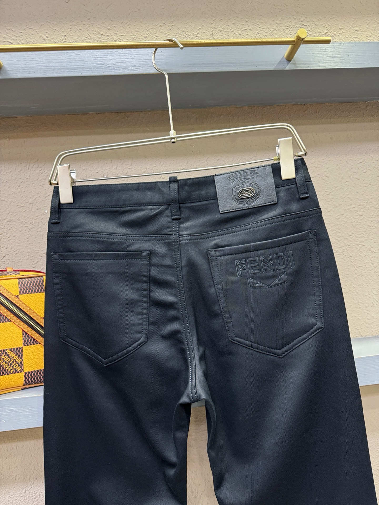 FENDI芬迪 超火爆休闲裤，面料柔软舒适有质感，原版五金配件，非常炫酷👍细节处理精致，上身效果超级无敌