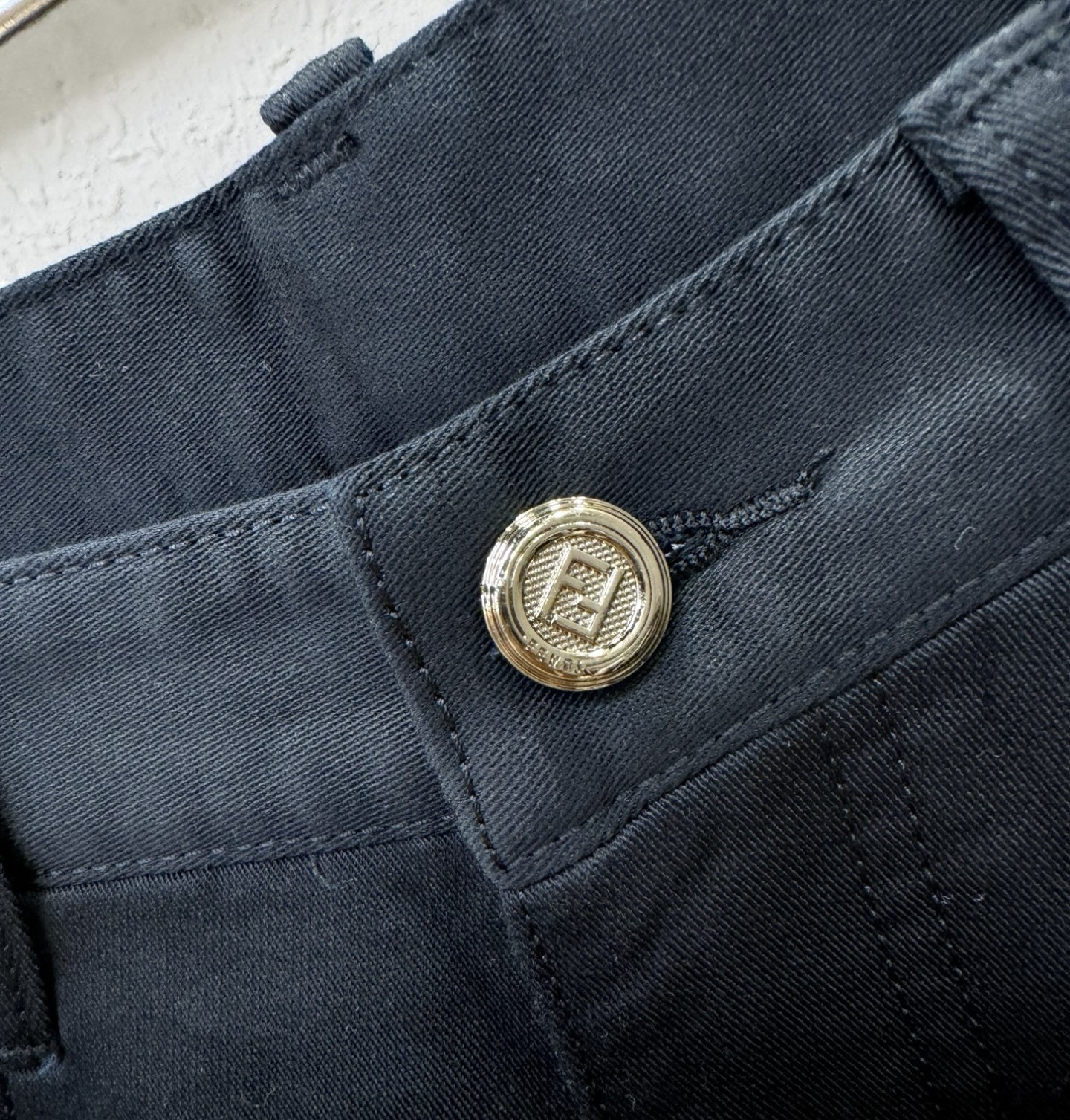 FENDI芬迪 超火爆休闲裤，面料柔软舒适有质感，原版五金配件，非常炫酷👍细节处理精致，上身效果超级无敌