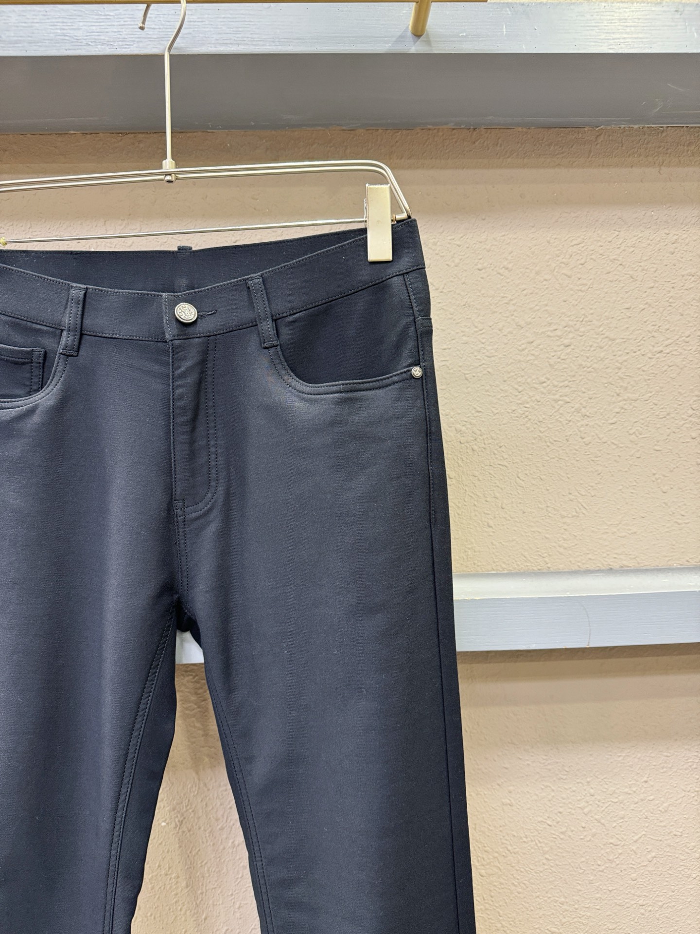 PRADA 普拉达 2025专柜新品，原版牛仔裤 原版重工打造，品牌经典LOGO设计，三标齐全！原版五金