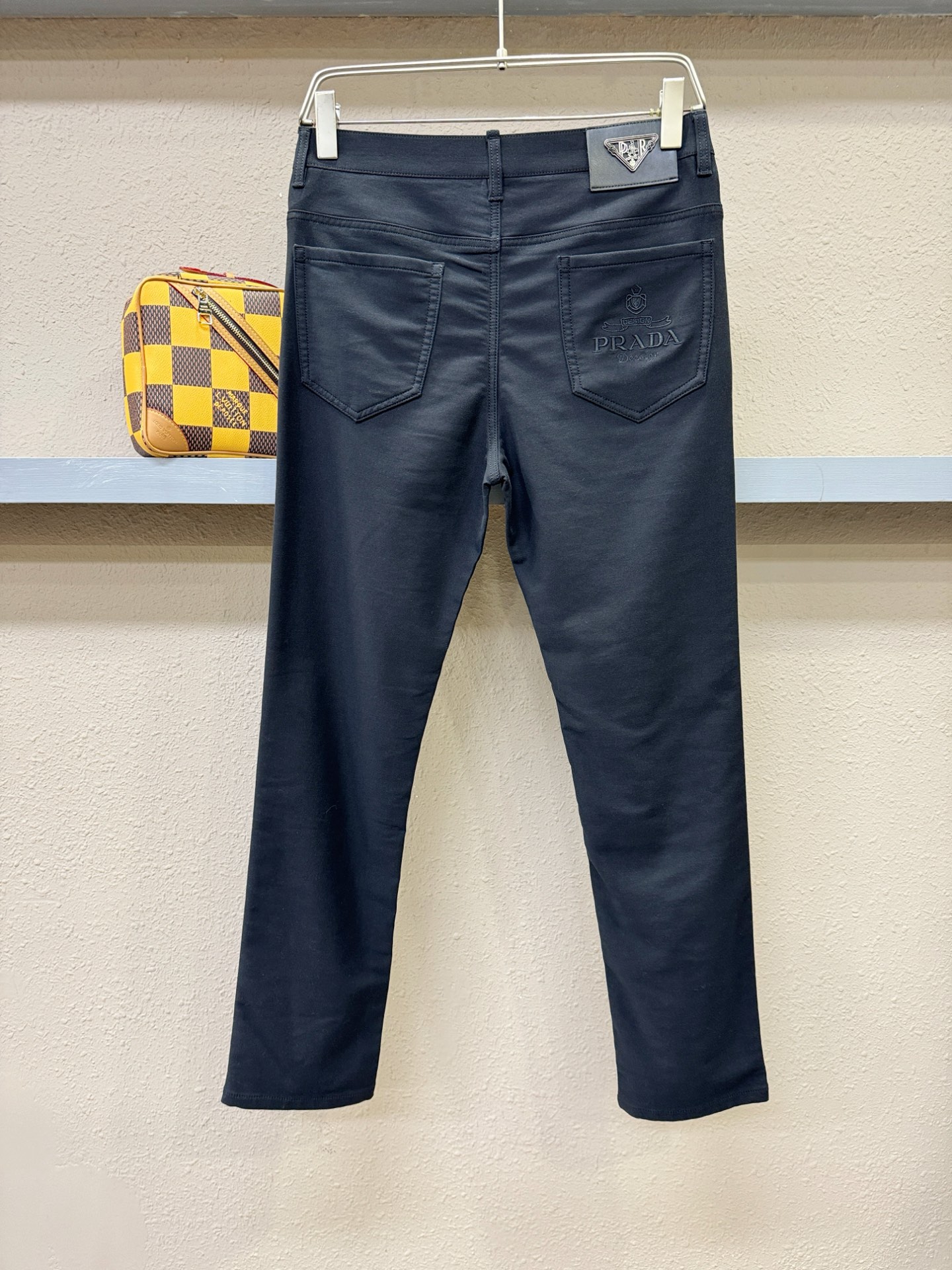 PRADA 普拉达 2025专柜新品，原版牛仔裤 原版重工打造，品牌经典LOGO设计，三标齐全！原版五金