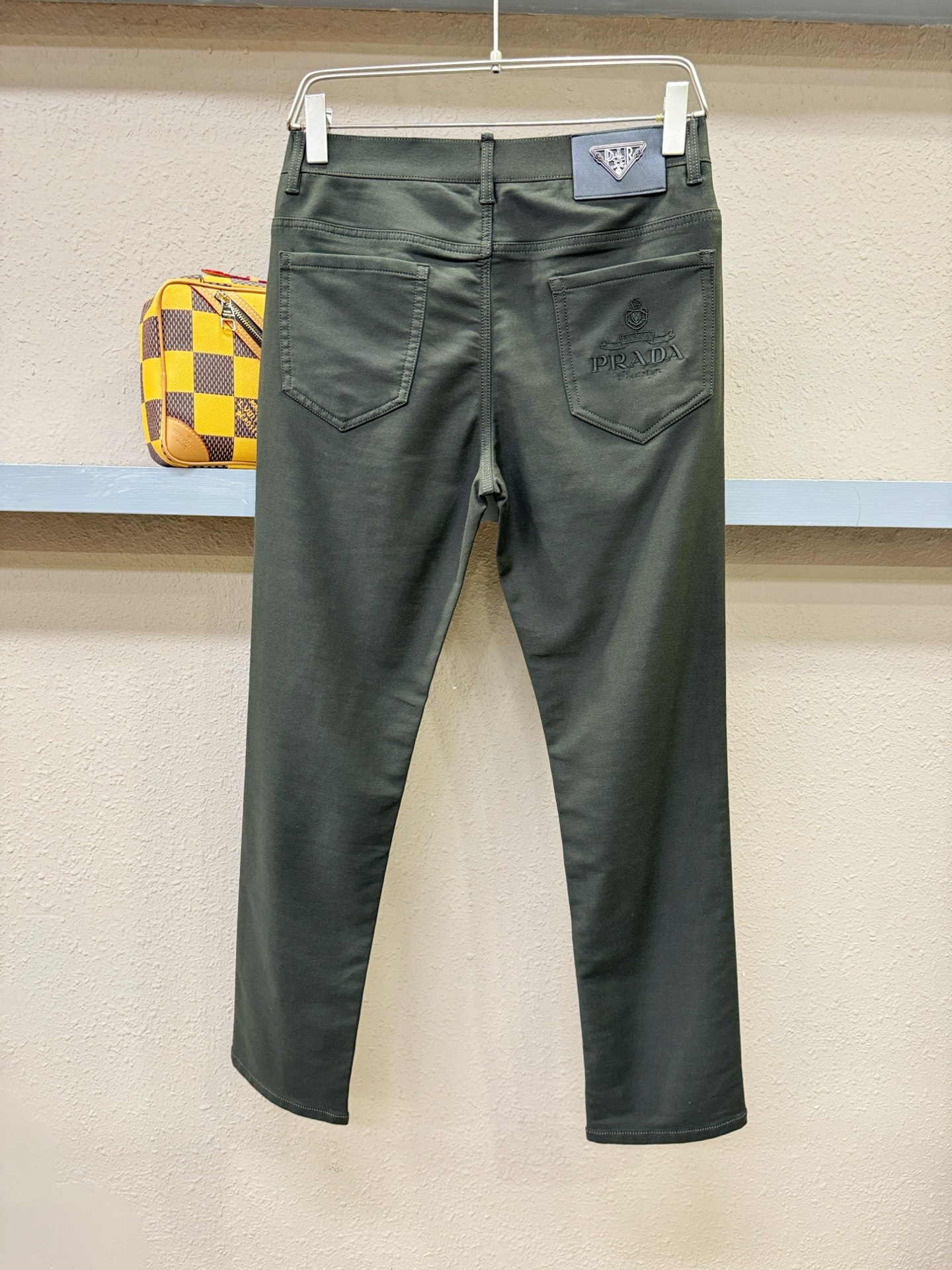 PRADA 普拉达 2025专柜新品，原版牛仔裤 原版重工打造，品牌经典LOGO设计，三标齐全！原版五金
