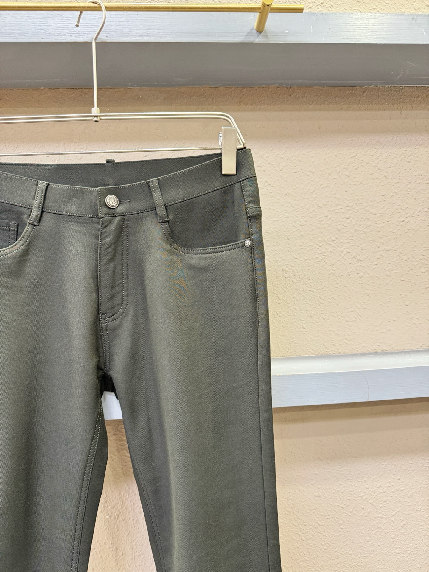 PRADA 普拉达 2025专柜新品，原版牛仔裤 原版重工打造，品牌经典LOGO设计，三标齐全！原版五金