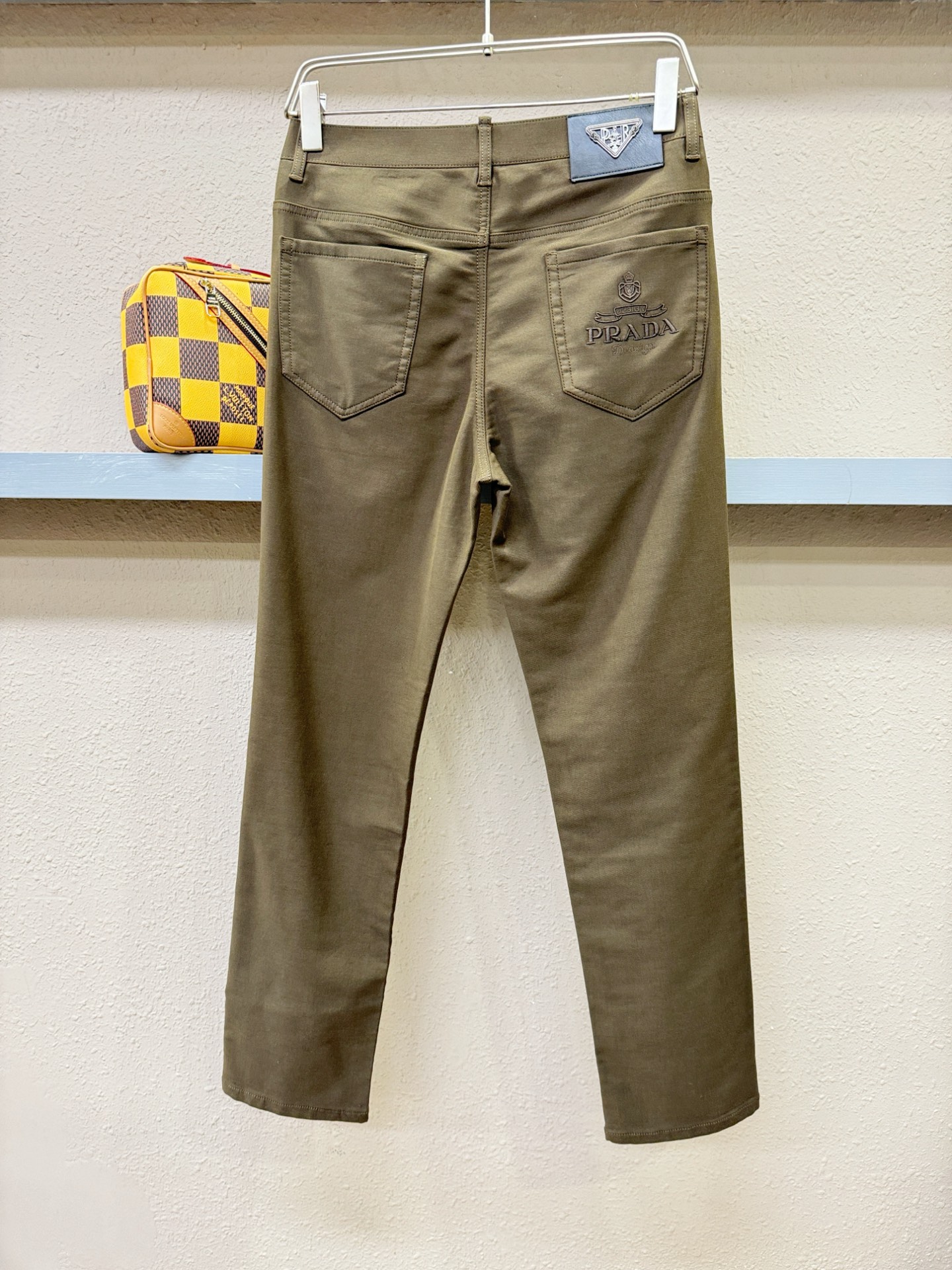 PRADA 普拉达 2025专柜新品，原版牛仔裤 原版重工打造，品牌经典LOGO设计，三标齐全！原版五金