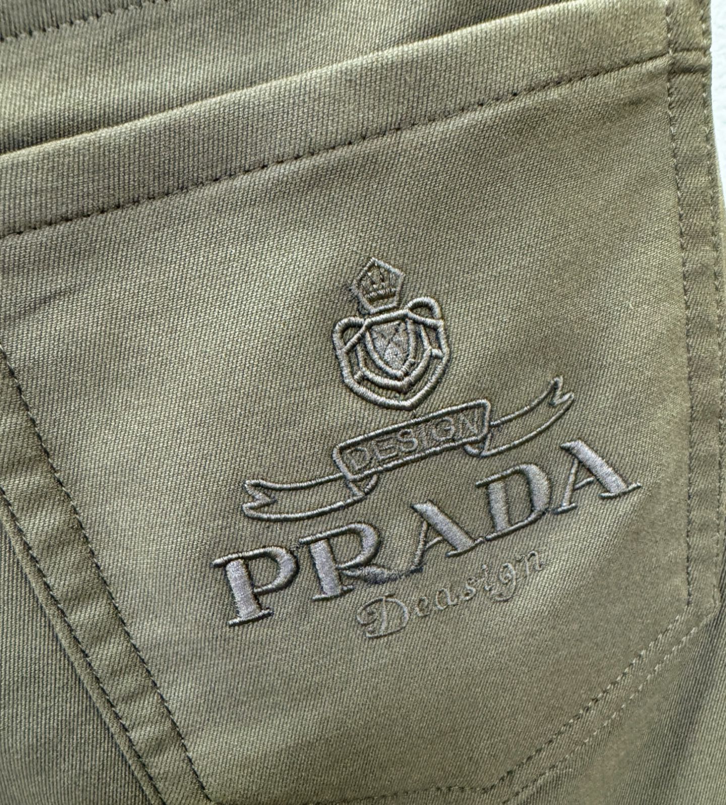 PRADA 普拉达 2025专柜新品，原版牛仔裤 原版重工打造，品牌经典LOGO设计，三标齐全！原版五金