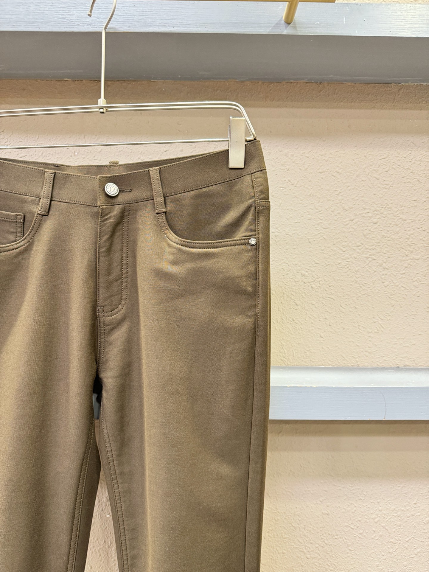 PRADA 普拉达 2025专柜新品，原版牛仔裤 原版重工打造，品牌经典LOGO设计，三标齐全！原版五金