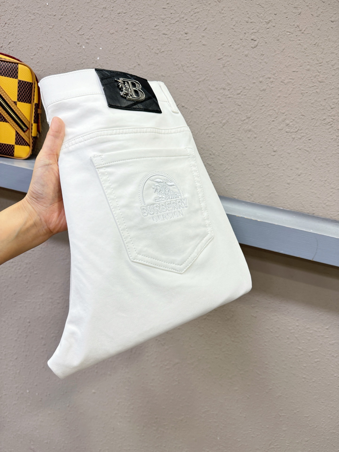 BURBERRY巴宝莉 超火爆休闲裤，面料柔软舒适有质感，原版五金配件，非常炫酷👍细节处理精致，上身效果
