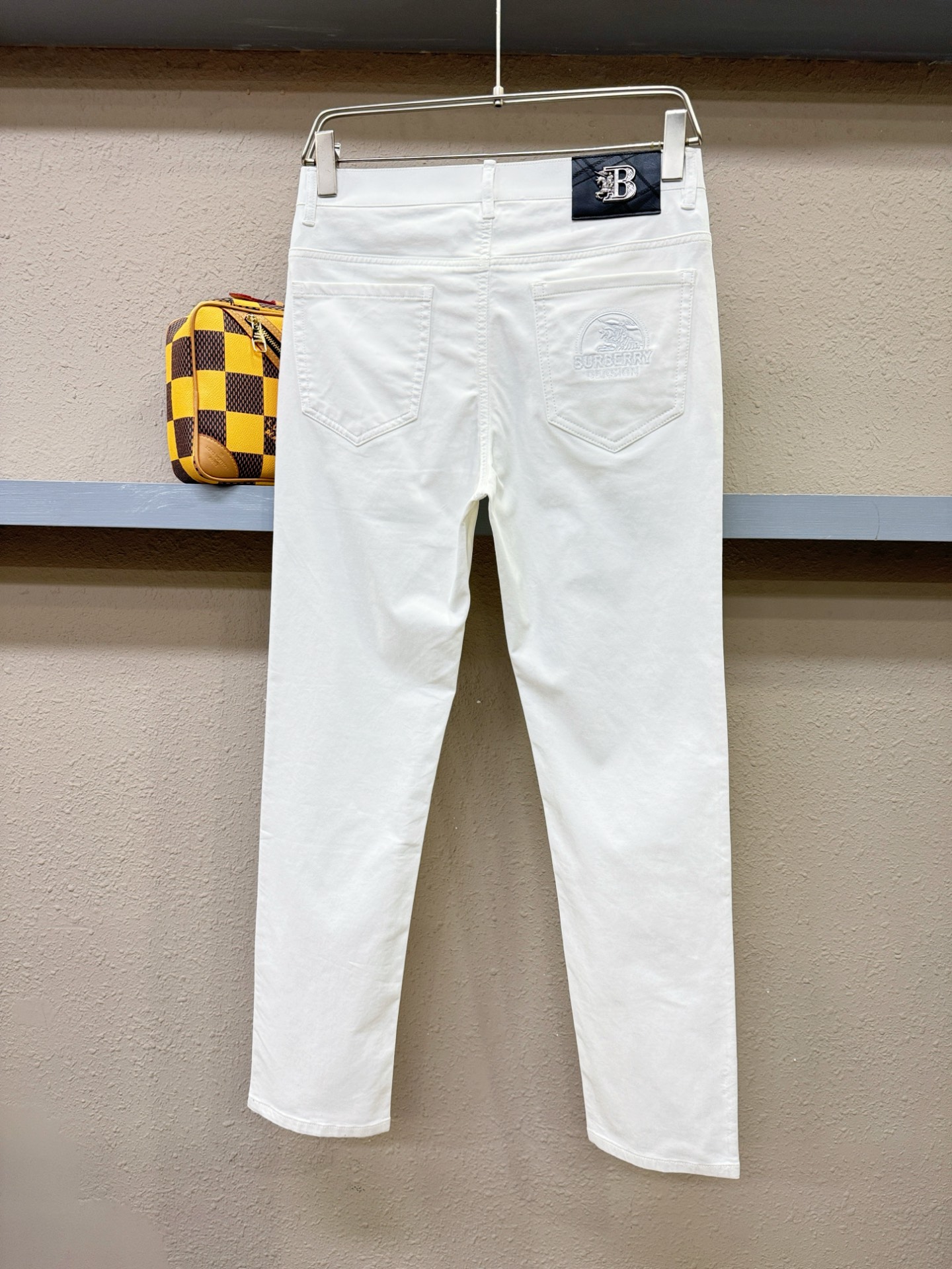 BURBERRY巴宝莉 超火爆休闲裤，面料柔软舒适有质感，原版五金配件，非常炫酷👍细节处理精致，上身效果
