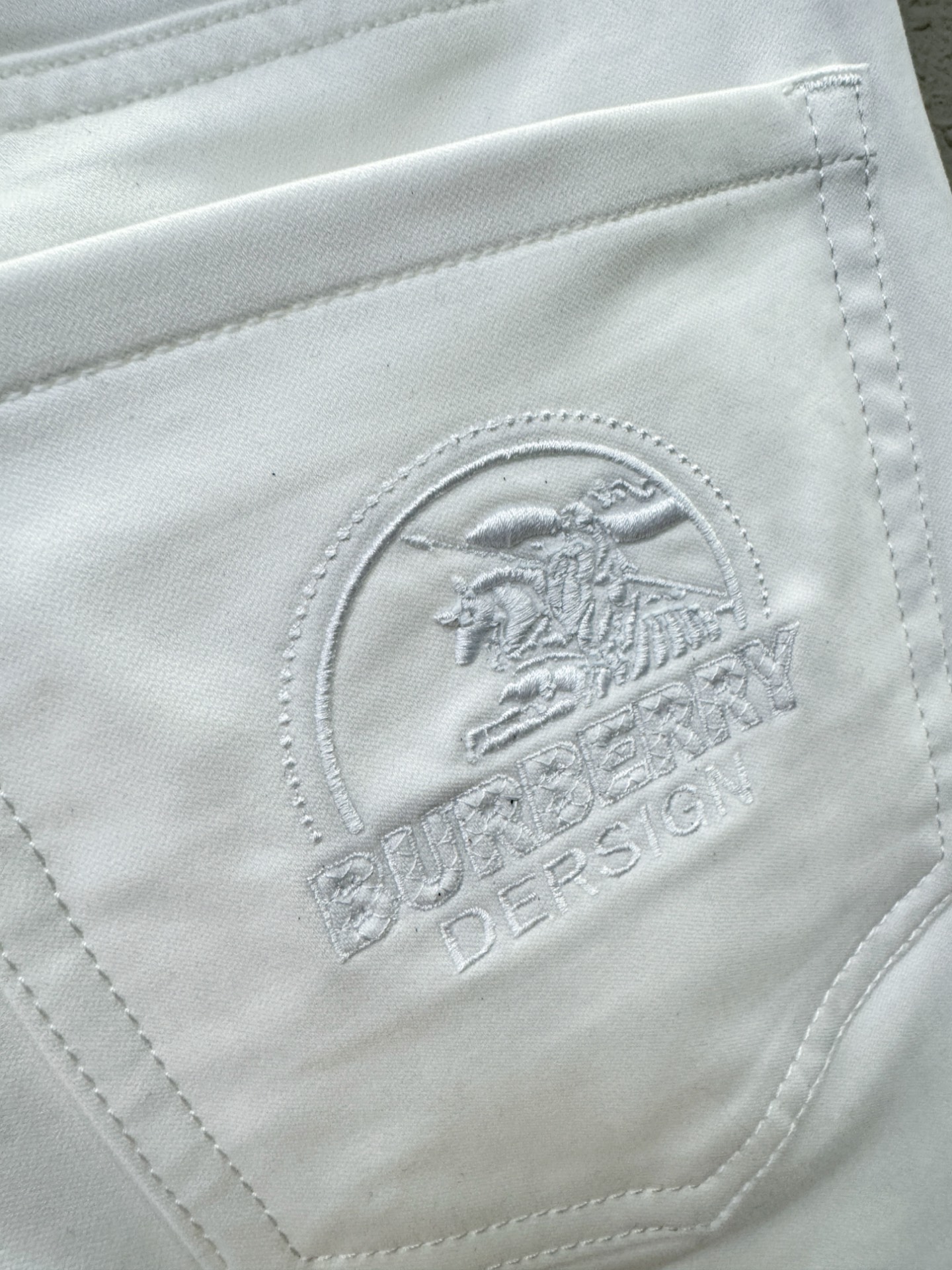 BURBERRY巴宝莉 超火爆休闲裤，面料柔软舒适有质感，原版五金配件，非常炫酷👍细节处理精致，上身效果