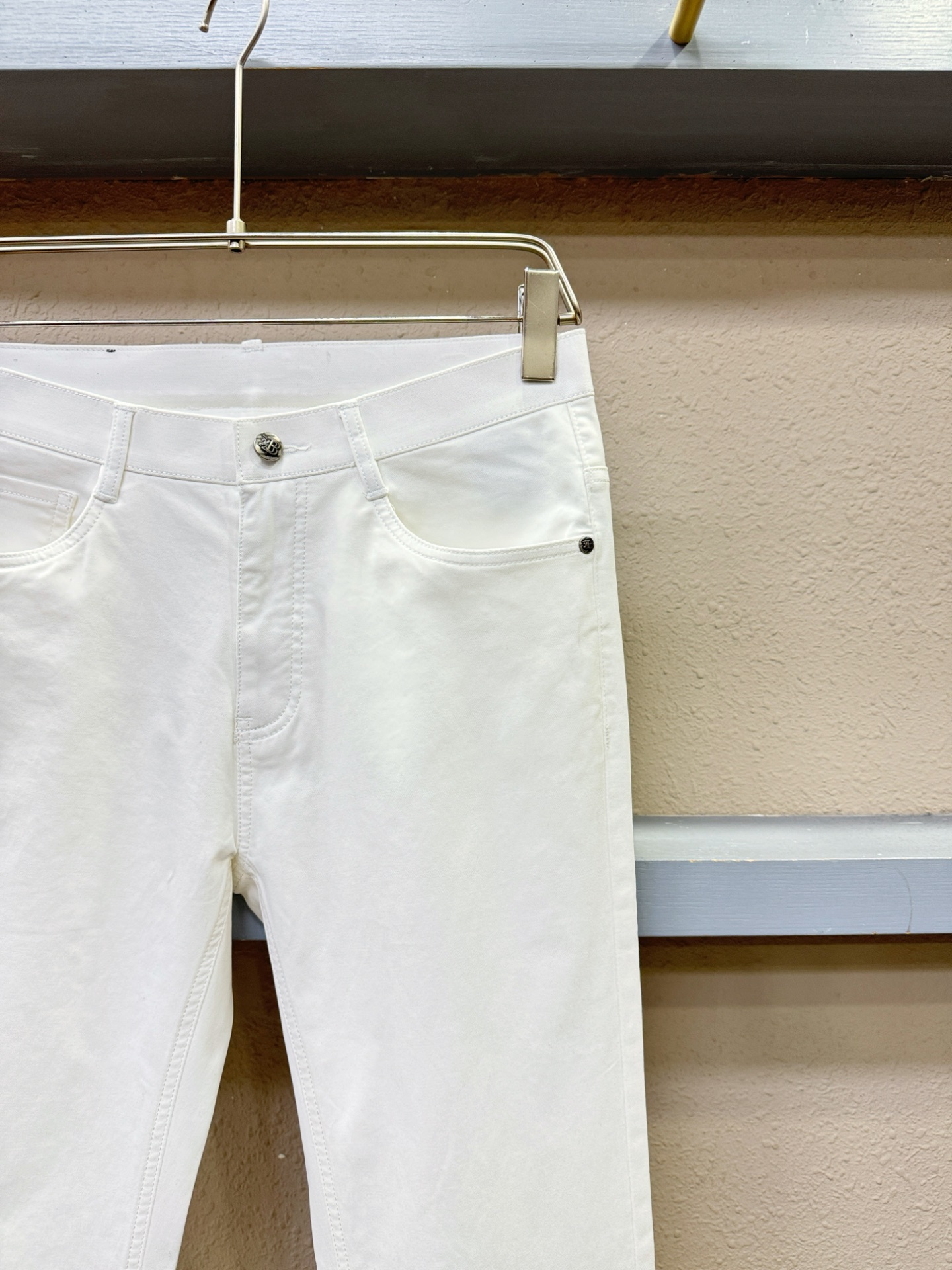 BURBERRY巴宝莉 超火爆休闲裤，面料柔软舒适有质感，原版五金配件，非常炫酷👍细节处理精致，上身效果