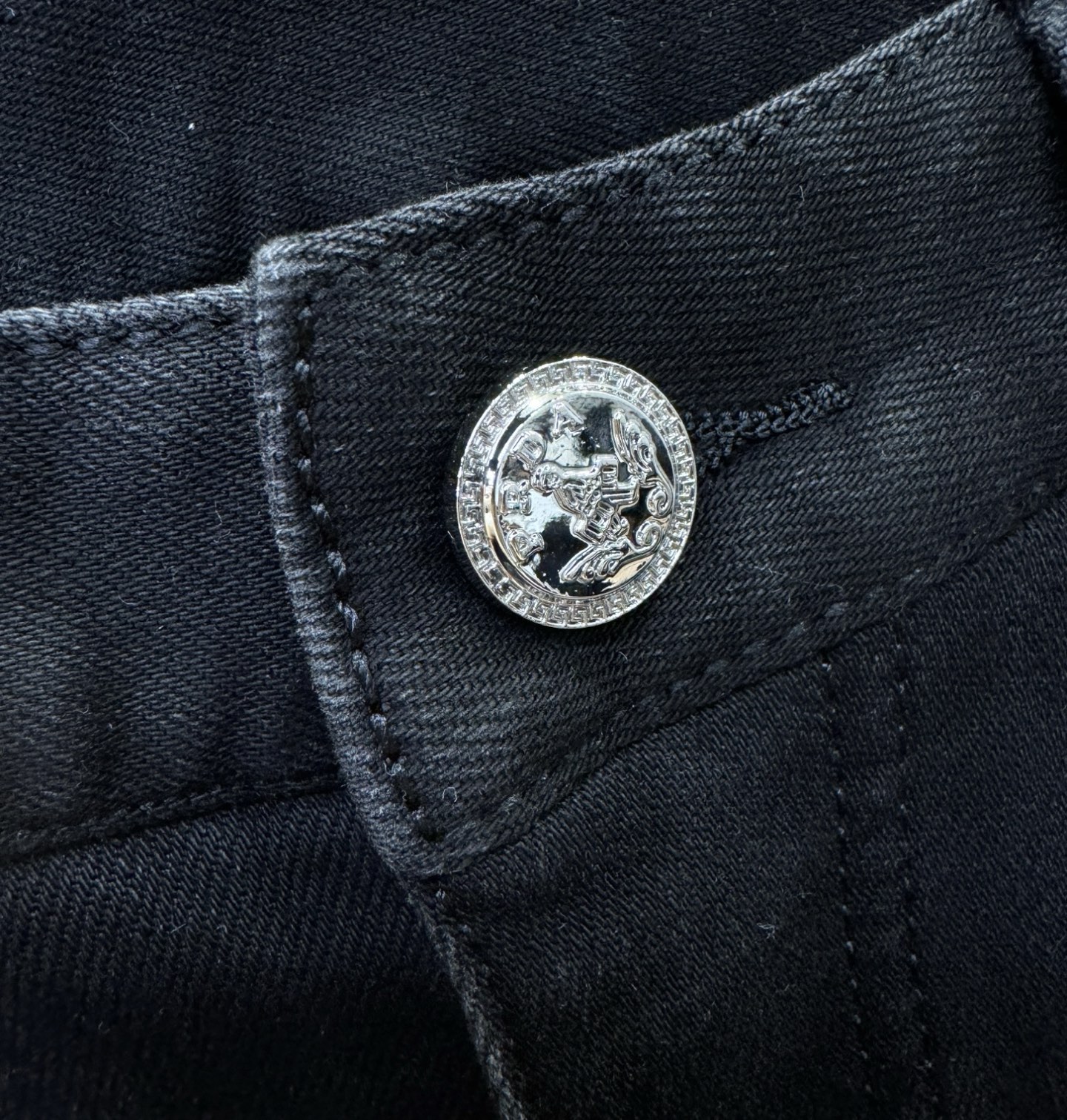 PRADA 普拉达 2025专柜新品，原版牛仔裤 原版重工打造，品牌经典LOGO设计，三标齐全！原版五金