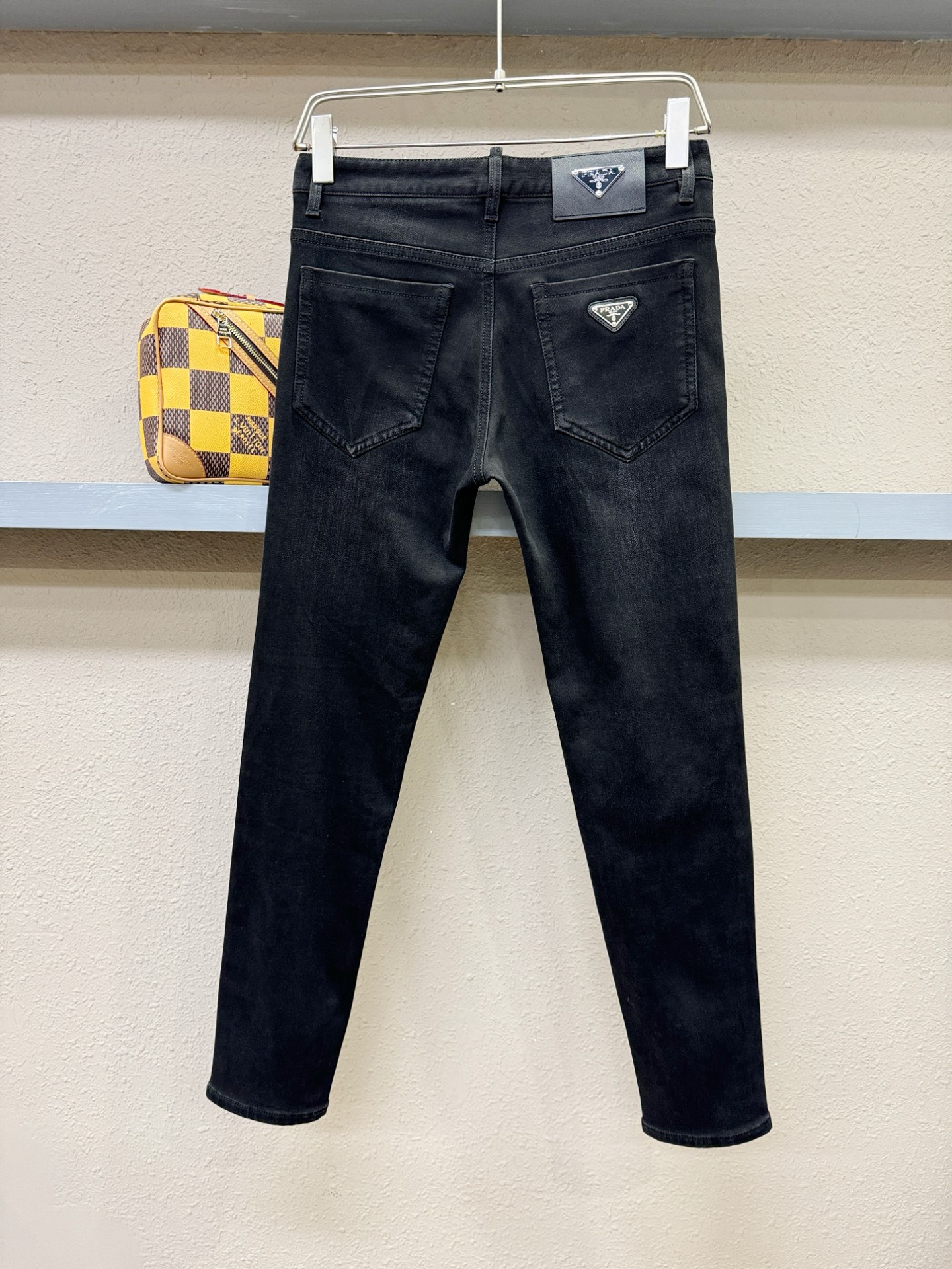 PRADA 普拉达 2025专柜新品，原版牛仔裤 原版重工打造，品牌经典LOGO设计，三标齐全！原版五金