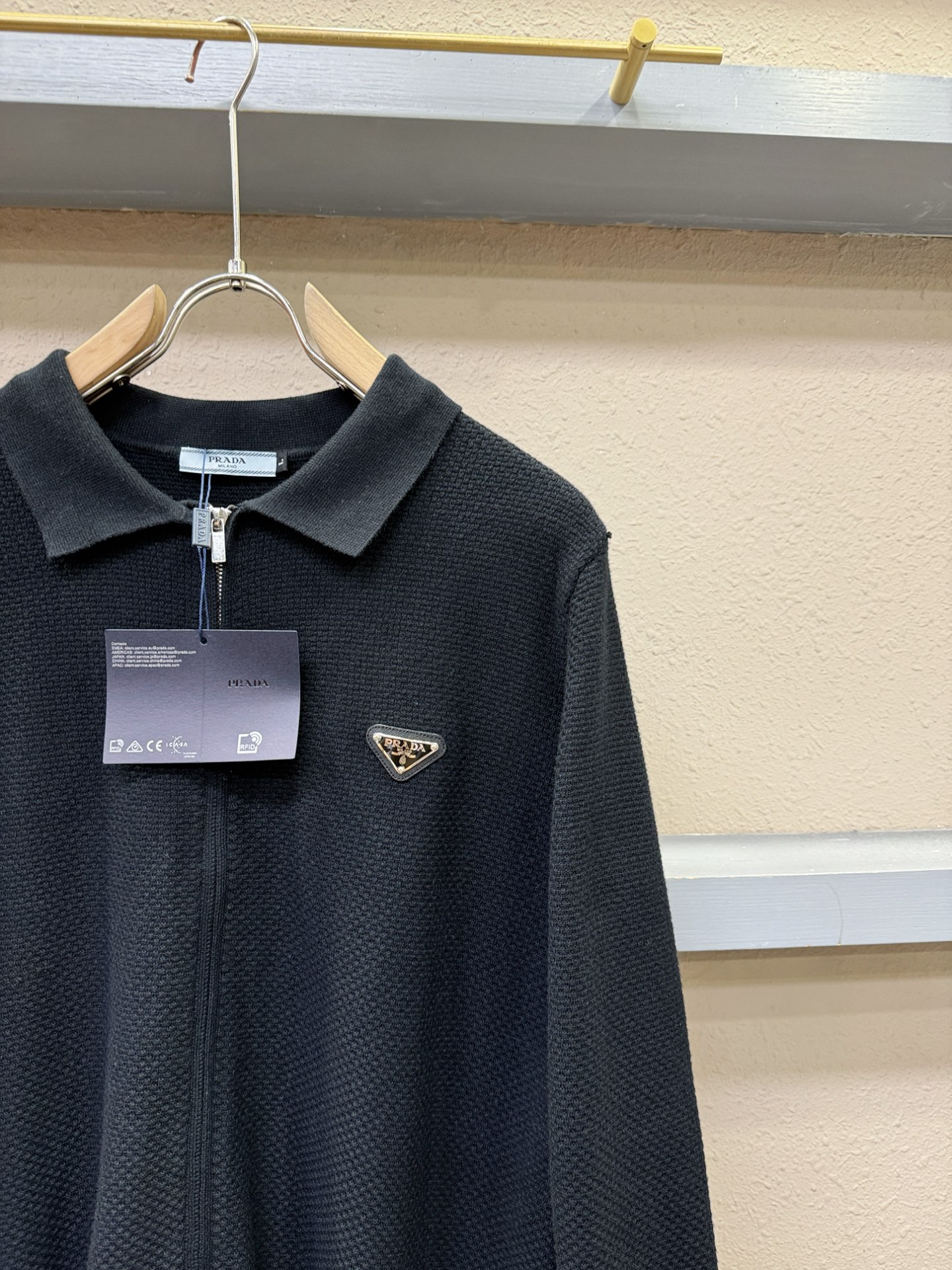 PRADA 普拉达 新品爆款 2025秋冬新品拉链羊毛毛衣 胸前品牌Golo设计，经典简约大气品牌针织羊