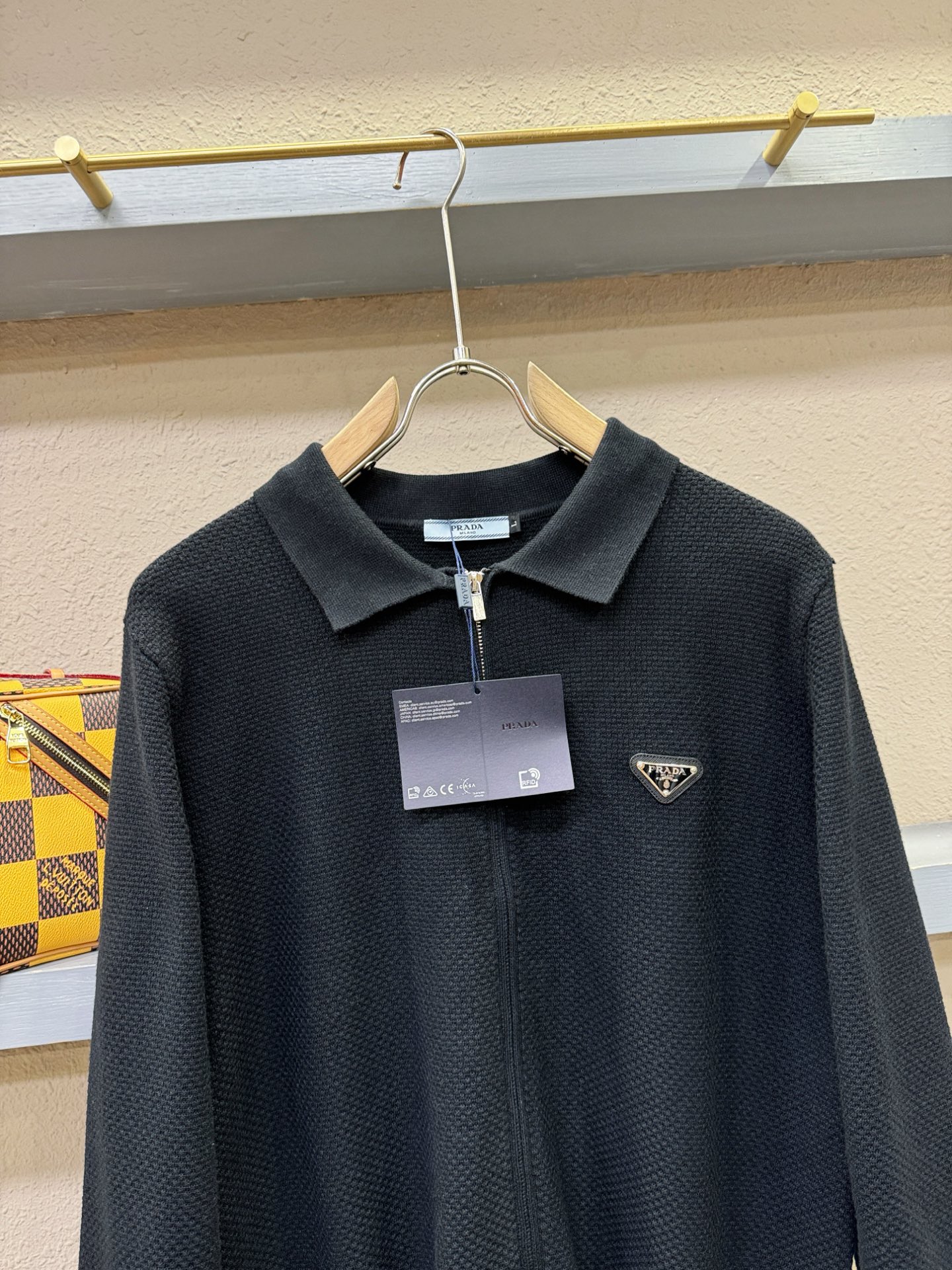 PRADA 普拉达 新品爆款 2025秋冬新品拉链羊毛毛衣 胸前品牌Golo设计，经典简约大气品牌针织羊