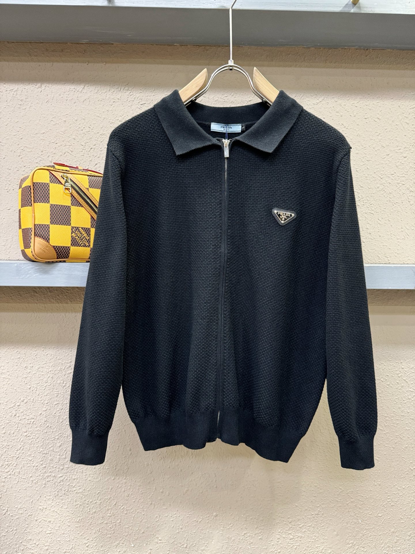 PRADA 普拉达 新品爆款 2025秋冬新品拉链羊毛毛衣 胸前品牌Golo设计，经典简约大气品牌针织羊