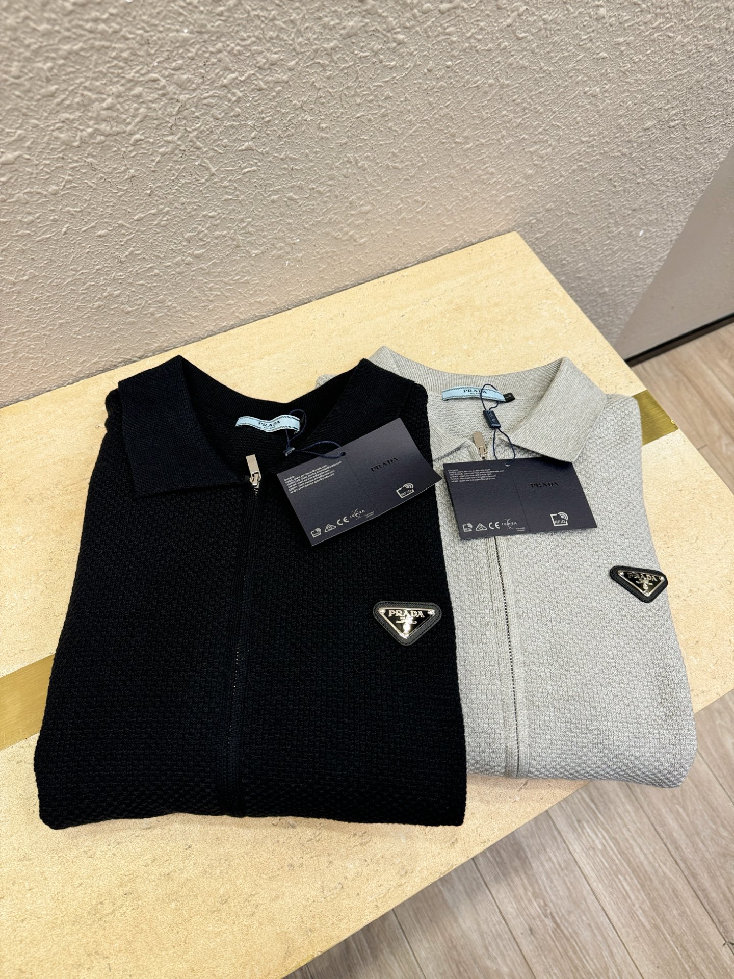 PRADA 普拉达 新品爆款 2025秋冬新品拉链羊毛毛衣 胸前品牌Golo设计，经典简约大气品牌针织羊