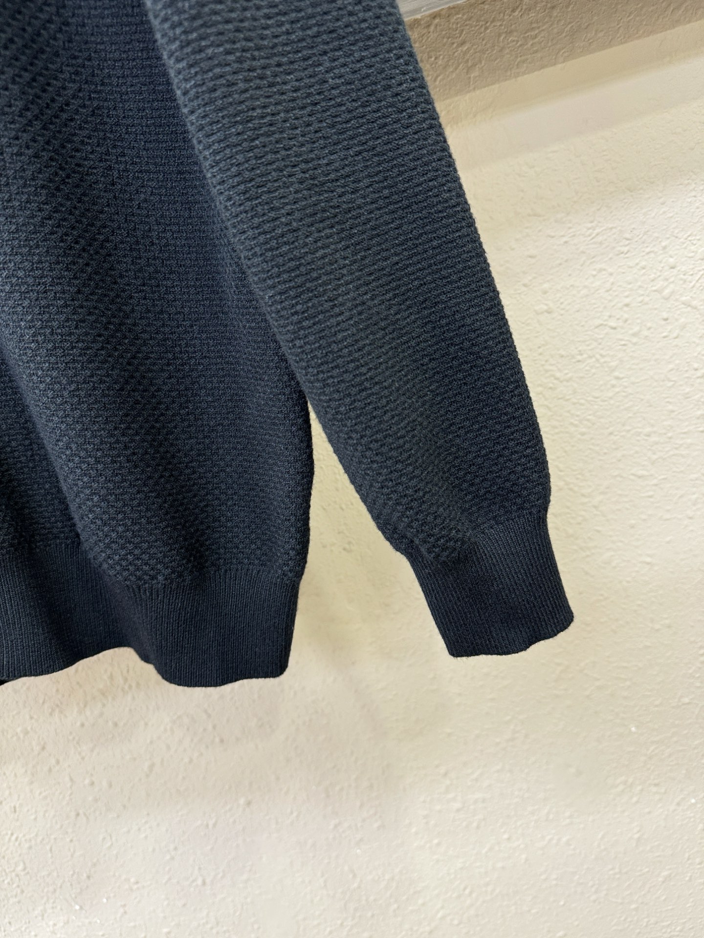 PRADA 普拉达 新品爆款 2025秋冬新品拉链羊毛毛衣 胸前品牌Golo设计，经典简约大气品牌针织羊