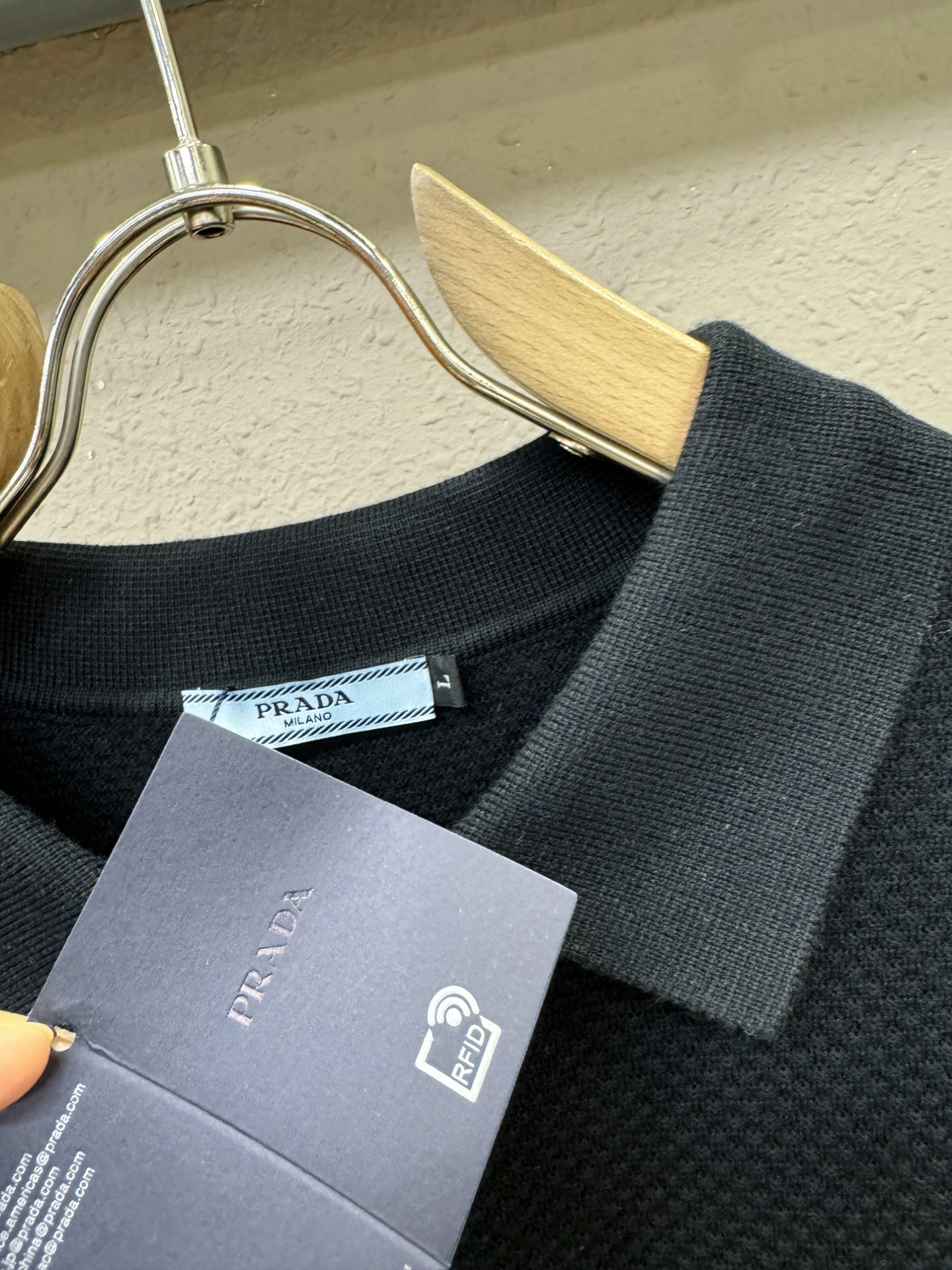 PRADA 普拉达 新品爆款 2025秋冬新品拉链羊毛毛衣 胸前品牌Golo设计，经典简约大气品牌针织羊