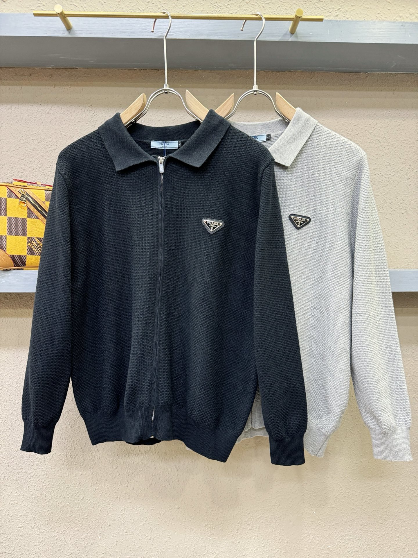 PRADA 普拉达 新品爆款 2025秋冬新品拉链羊毛毛衣 胸前品牌Golo设计，经典简约大气品牌针织羊