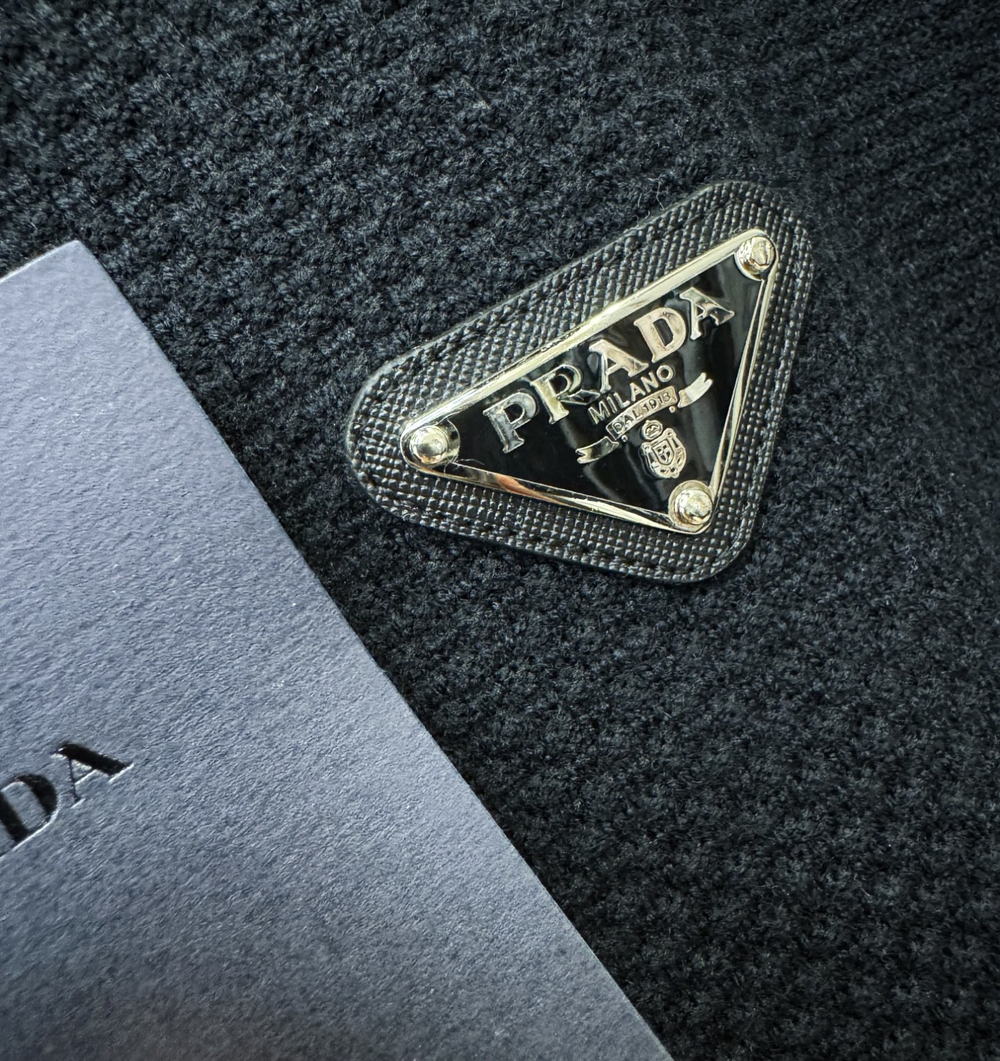 PRADA 普拉达 新品爆款 2025秋冬新品拉链羊毛毛衣 胸前品牌Golo设计，经典简约大气品牌针织羊