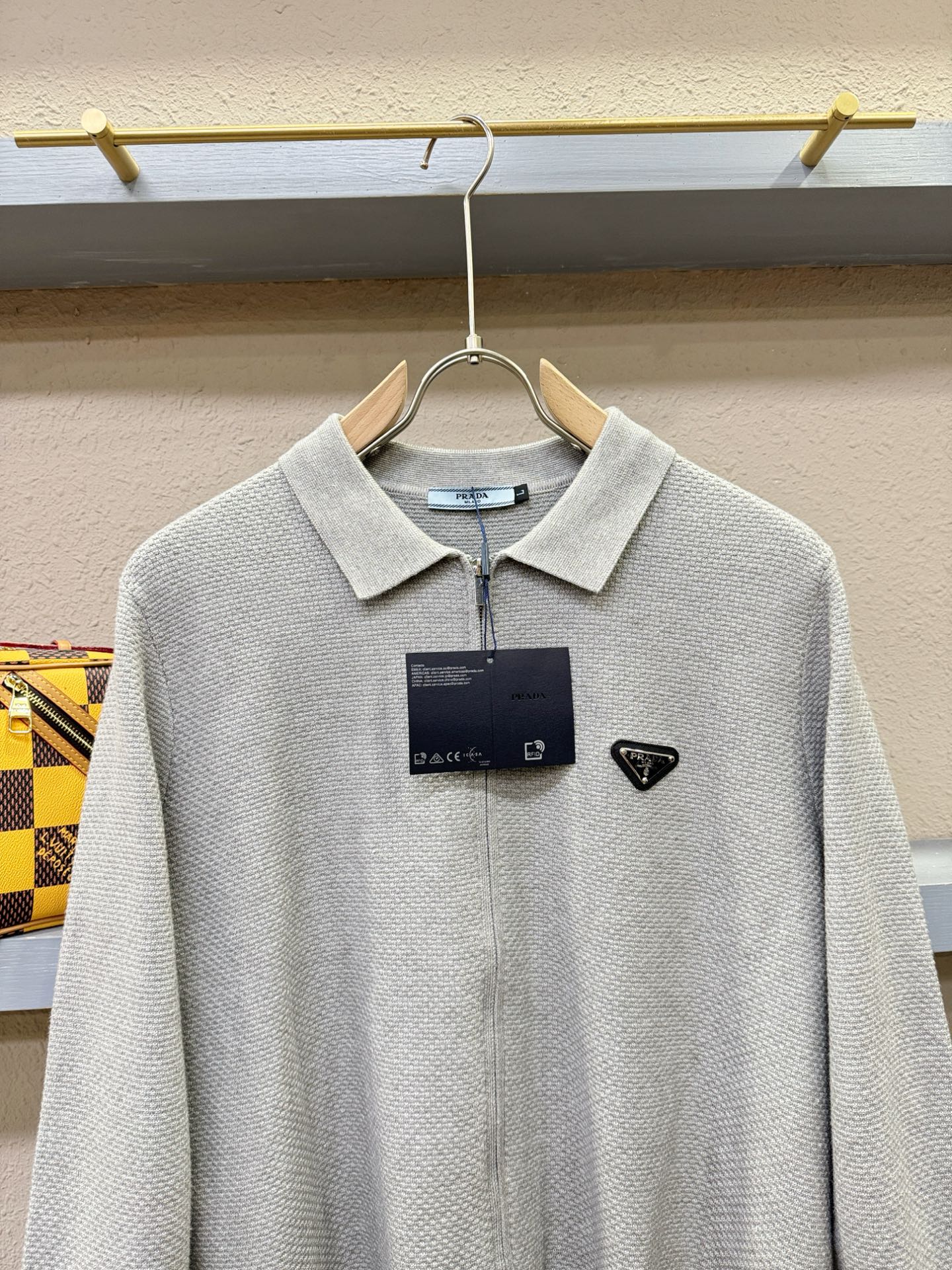 PRADA 普拉达 新品爆款 2025秋冬新品拉链羊毛毛衣 胸前品牌Golo设计，经典简约大气品牌针织羊