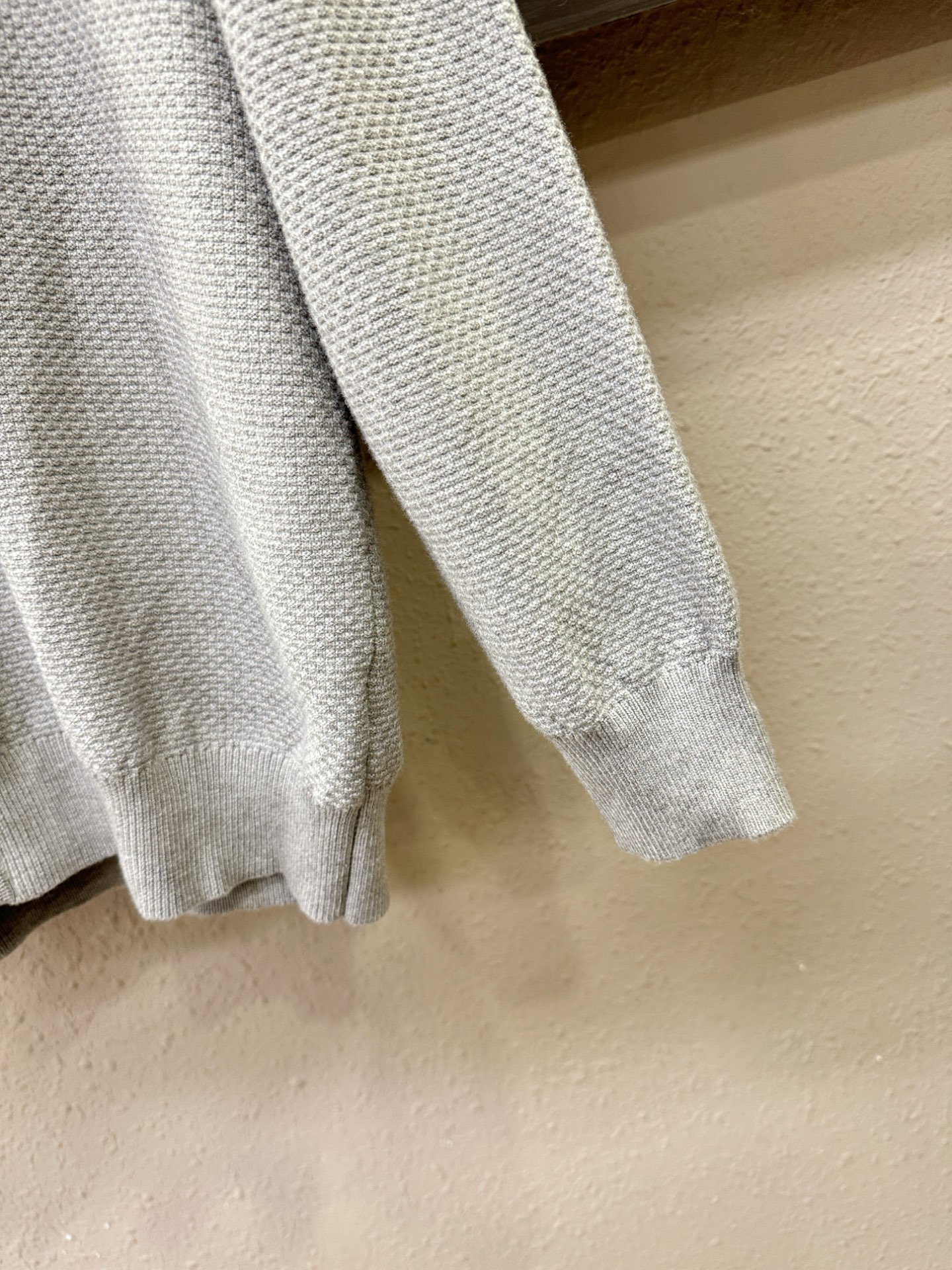 PRADA 普拉达 新品爆款 2025秋冬新品拉链羊毛毛衣 胸前品牌Golo设计，经典简约大气品牌针织羊